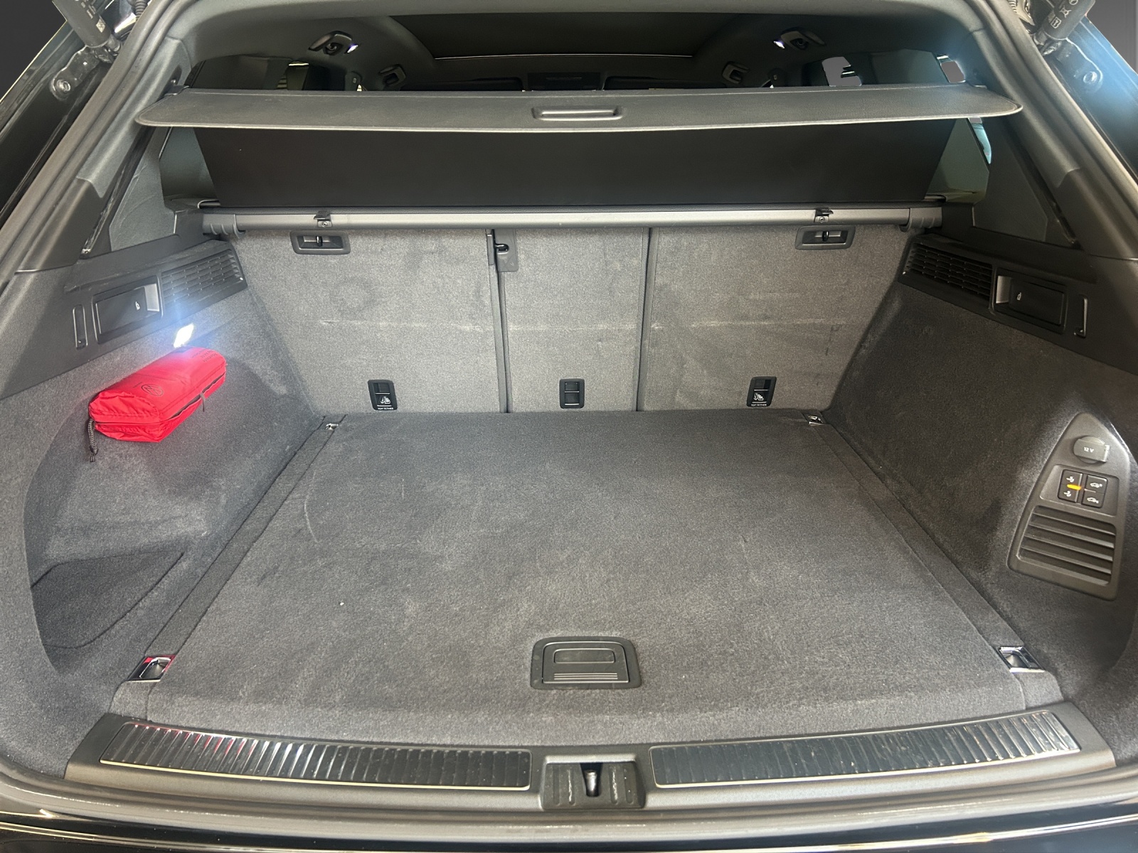 VW Touareg 3.0 TSI eHybrid R Tiptronic-image-9