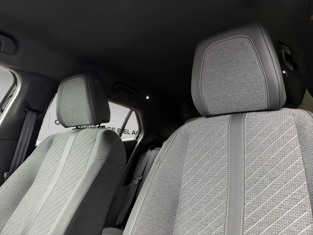 PEUGEOT 2008 1.2 PureTech 130 Allure-image-8