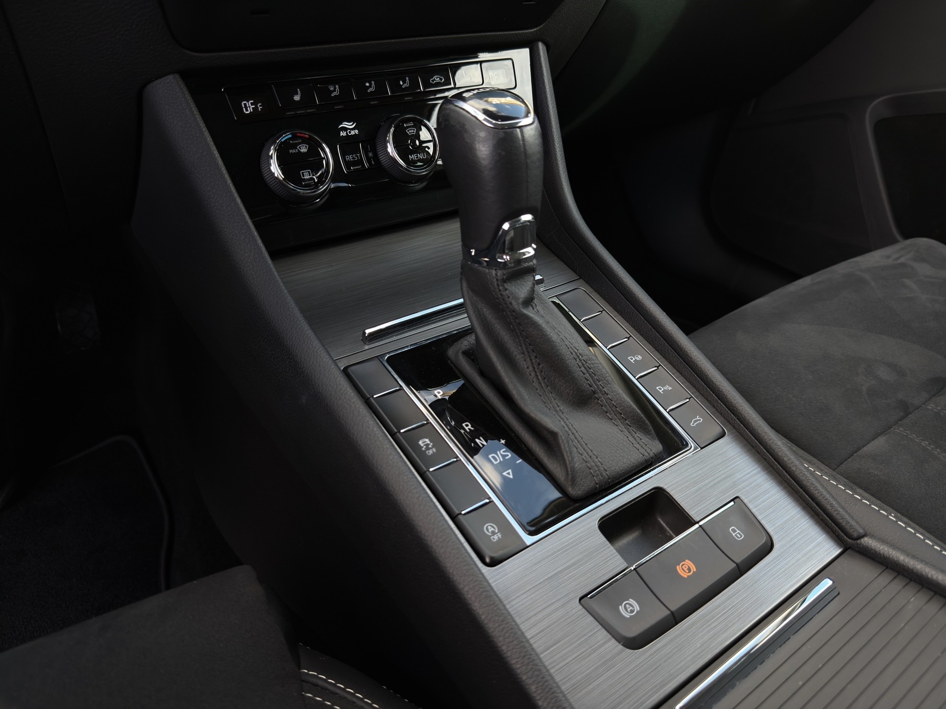 SKODA Superb Combi 2.0 TDi Style 4x4 DSG-image-14