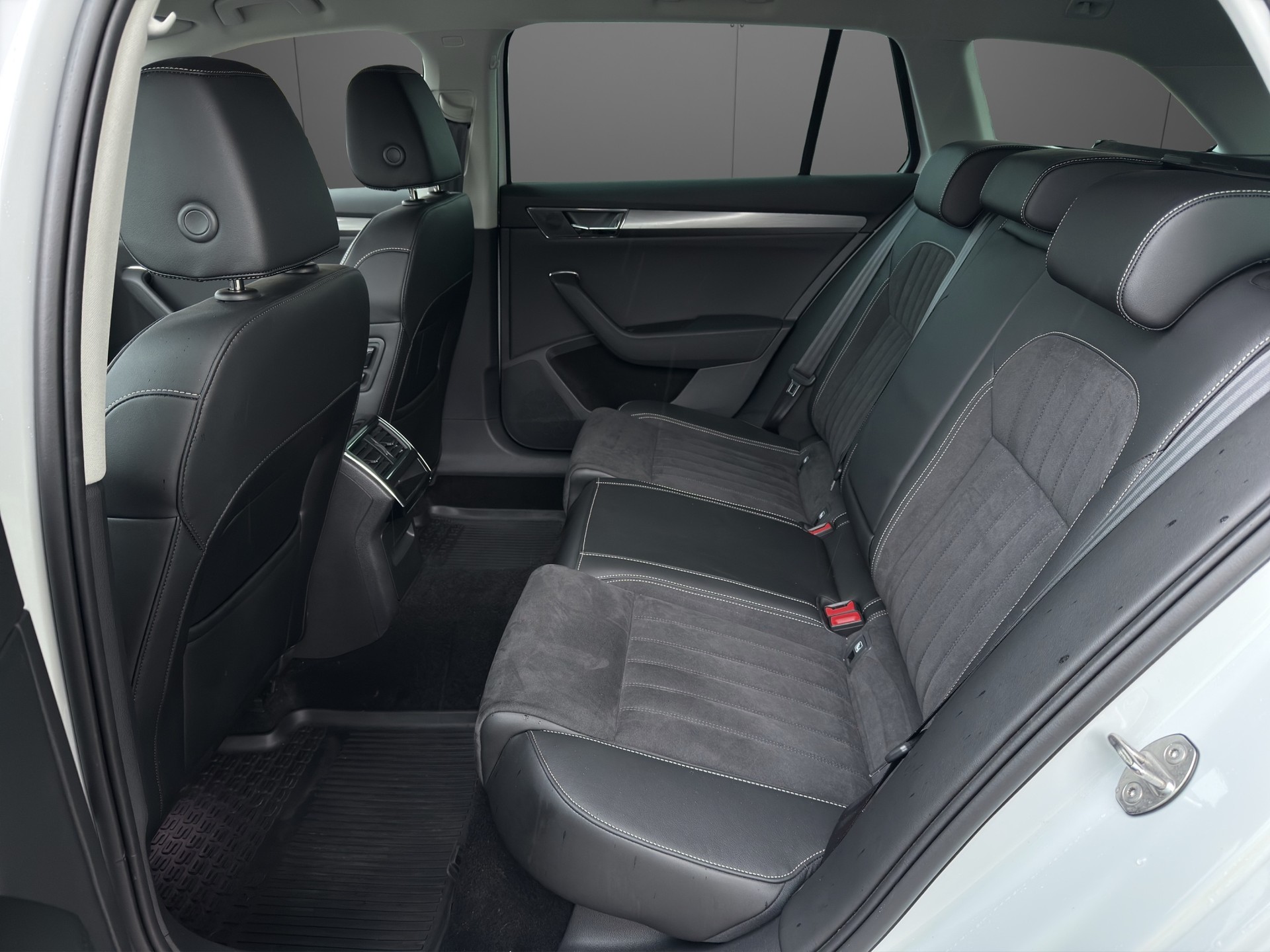 SKODA Superb Combi 2.0 TDi Style 4x4 DSG-image-8