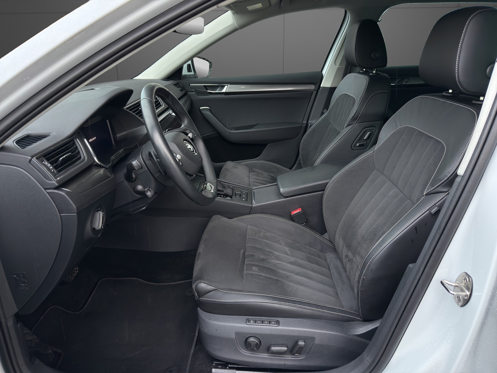 SKODA Superb Combi 2.0 TDi Style 4x4 DSG-image-6