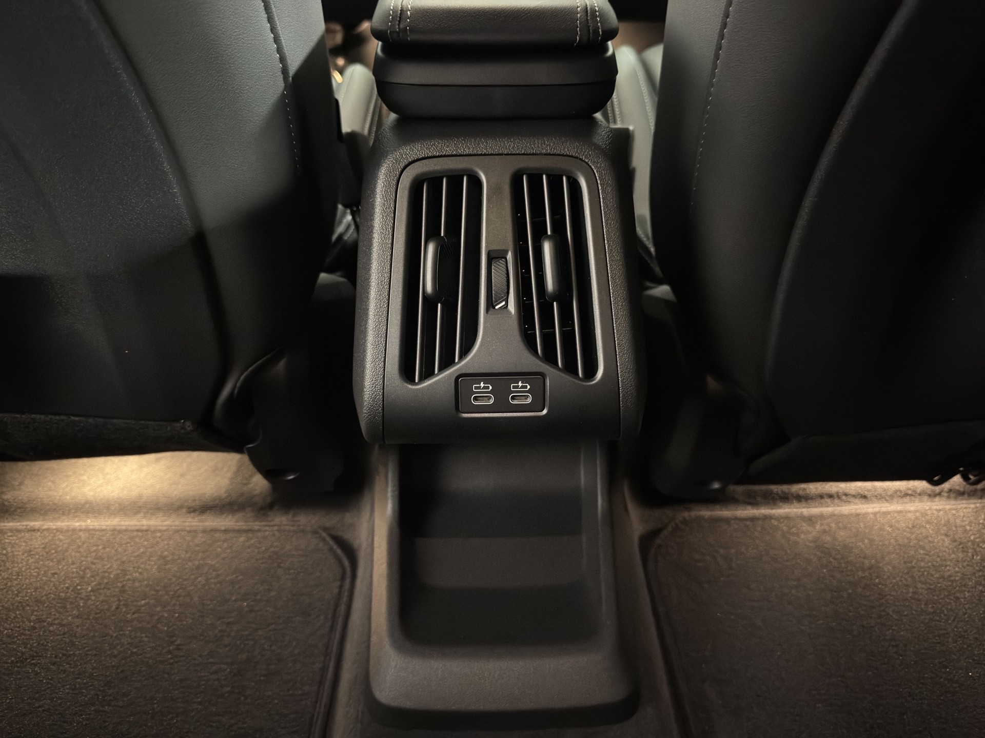 BMW iX1 20 eDrive-image-18