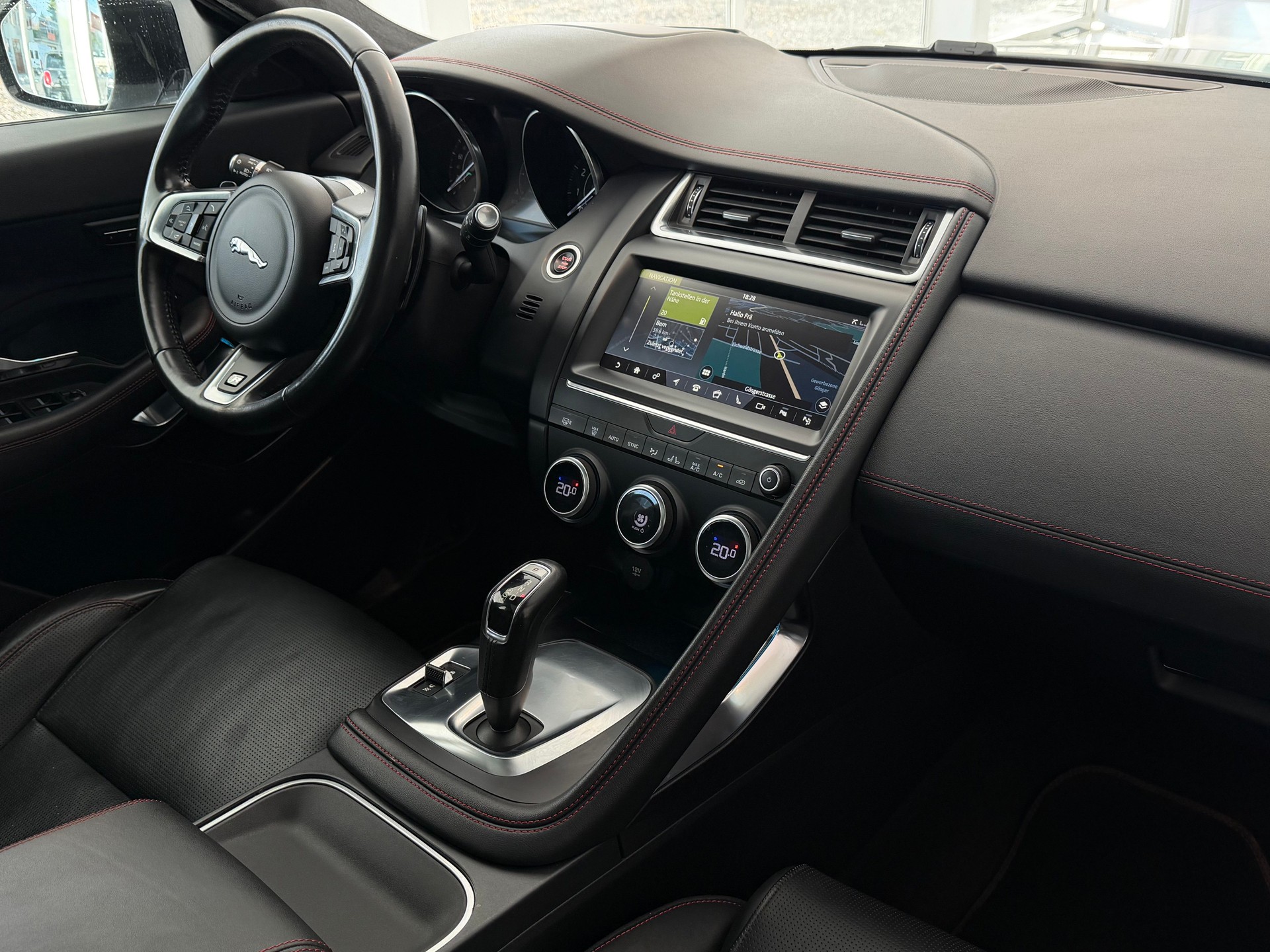 JAGUAR E-Pace 2.0 P250 First Edition R-Dynamic SE AWD Automatik-image-18