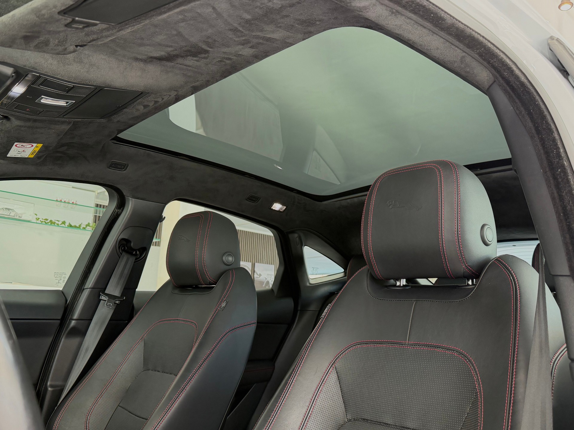 JAGUAR E-Pace 2.0 P250 First Edition R-Dynamic SE AWD Automatik-image-13