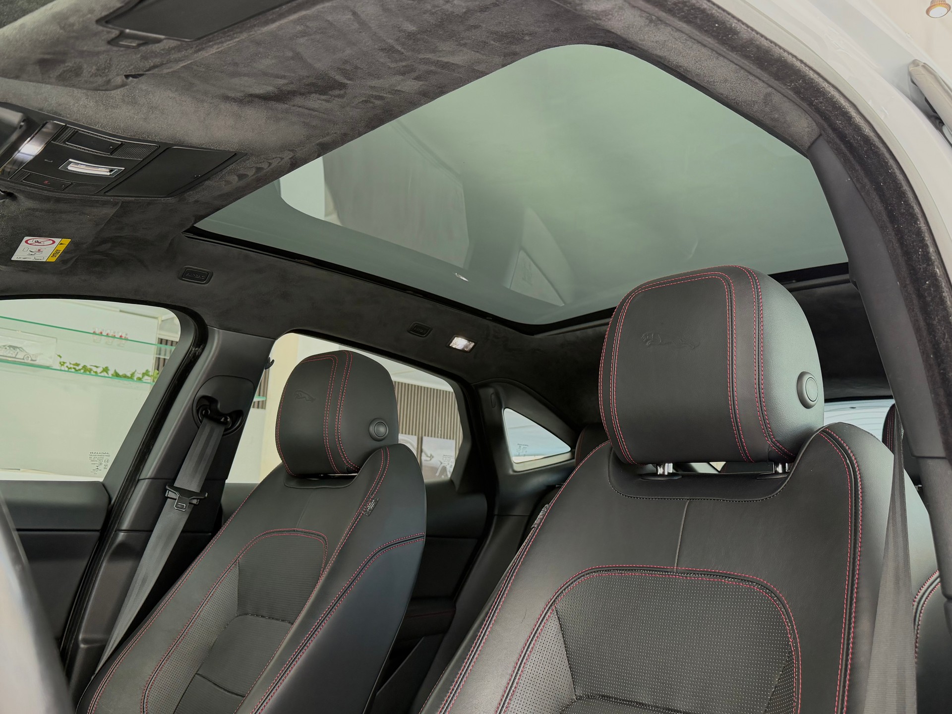 JAGUAR E-Pace 2.0 P250 First Edition R-Dynamic SE AWD Automatik-image-13
