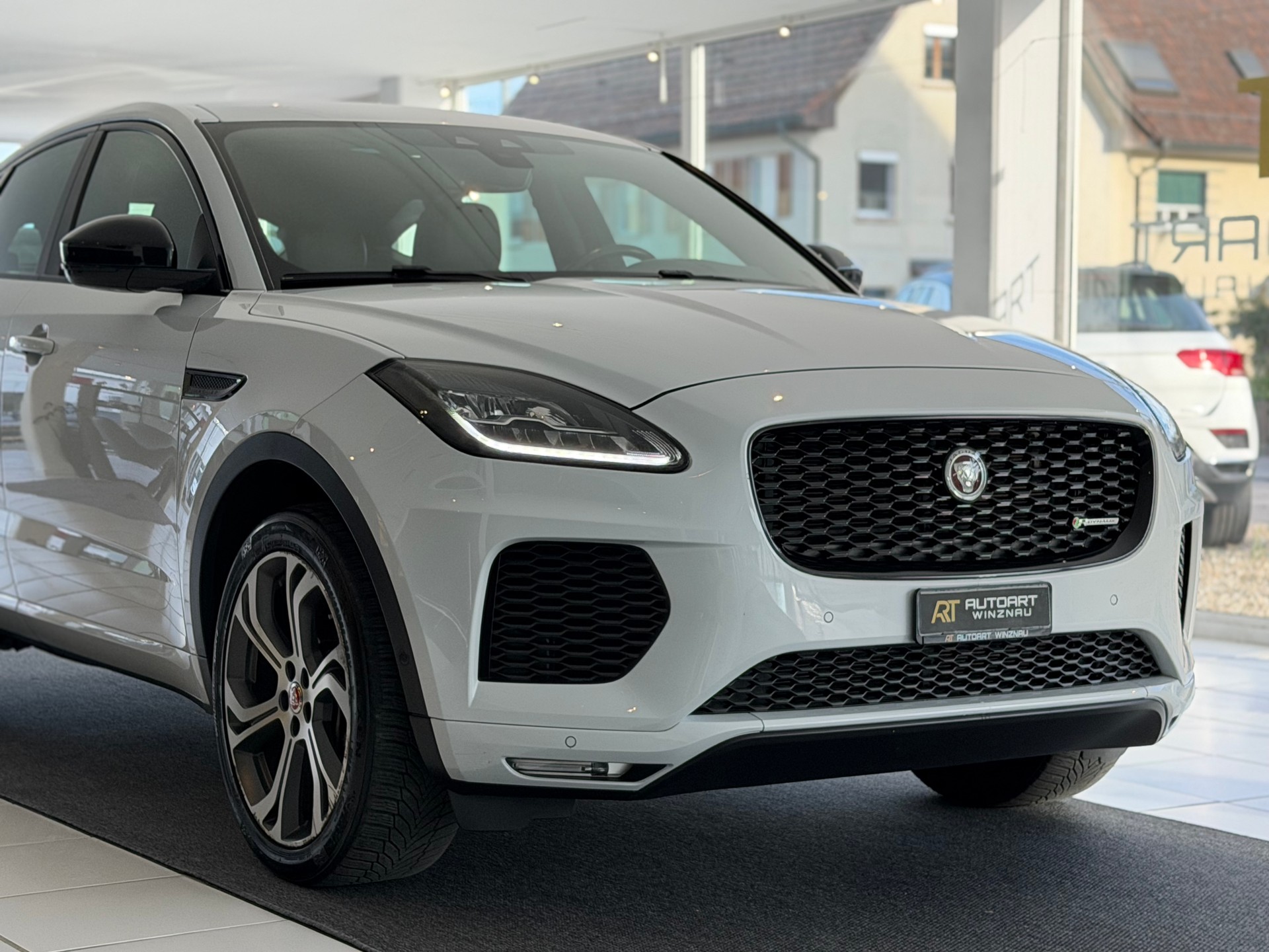 JAGUAR E-Pace 2.0 P250 First Edition R-Dynamic SE AWD Automatik-showroom-element-3