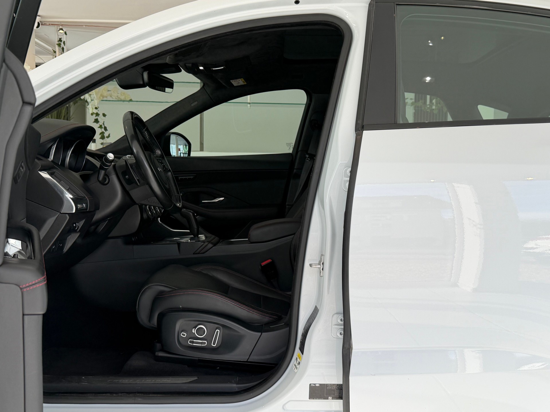 JAGUAR E-Pace 2.0 P250 First Edition R-Dynamic SE AWD Automatik-image-11
