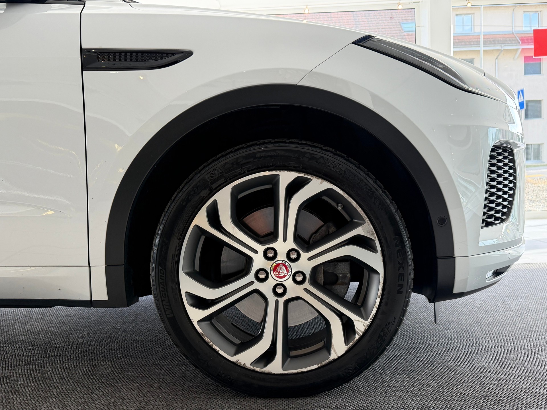 JAGUAR E-Pace 2.0 P250 First Edition R-Dynamic SE AWD Automatik-image-4