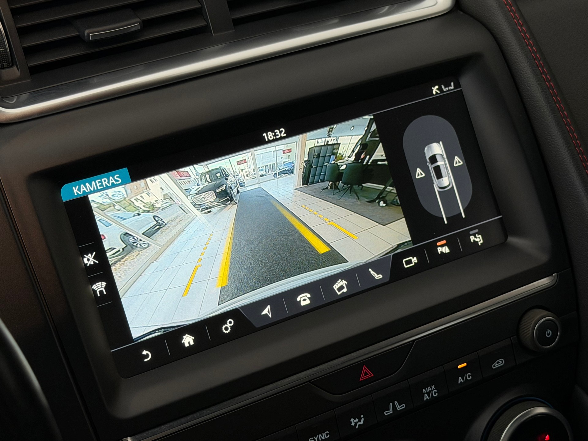 JAGUAR E-Pace 2.0 P250 First Edition R-Dynamic SE AWD Automatik-image-25