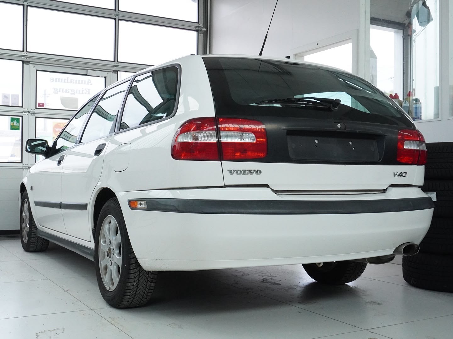 VOLVO V40 2.0T-showroom-element-1