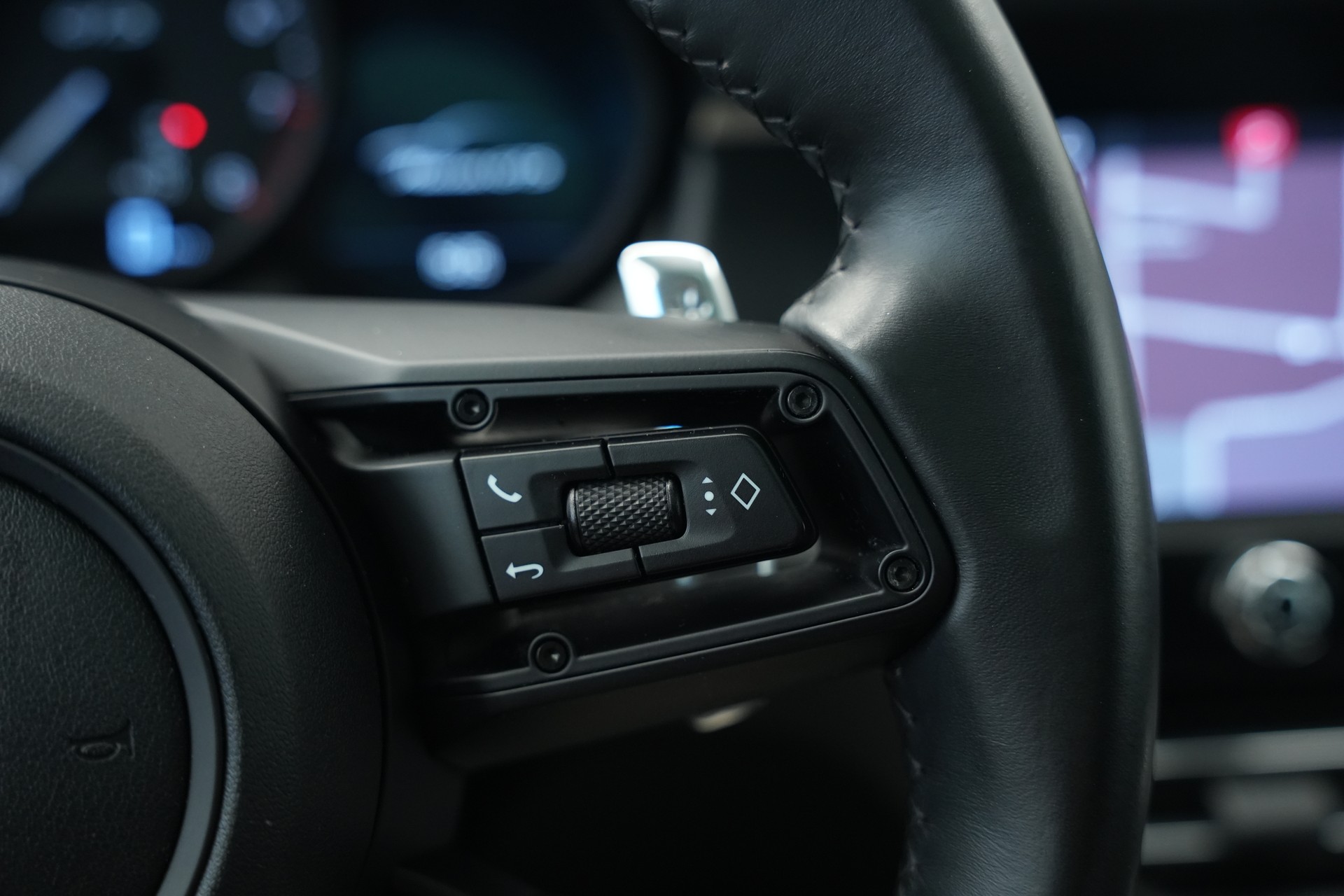 PORSCHE Macan GTS PDK *CH-Fahrzeug* *Panorama*-image-22