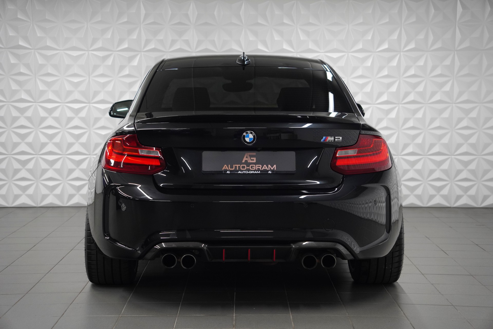 BMW M2 Drivelogic-showroom-element-3