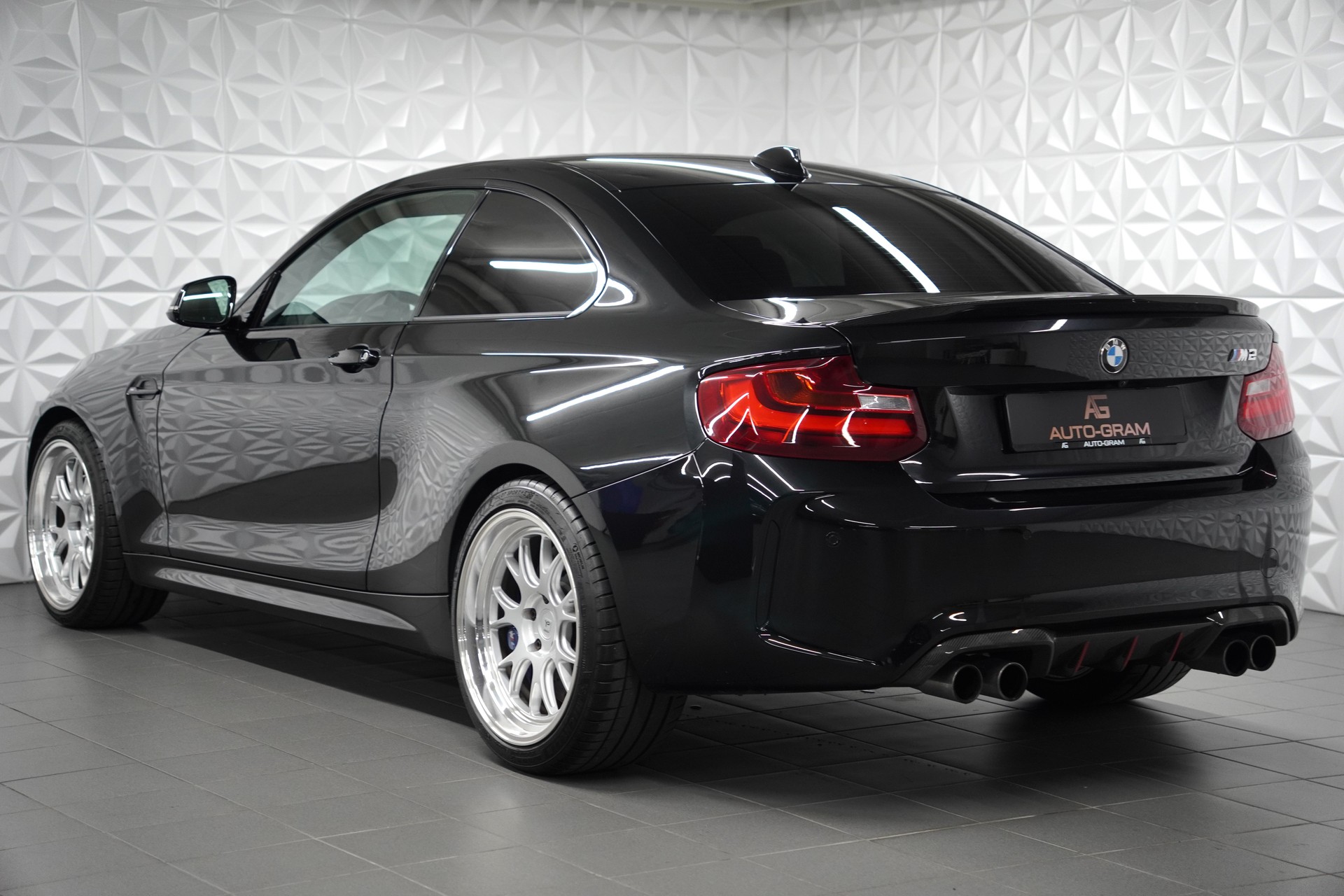 BMW M2 Drivelogic-showroom-element-2
