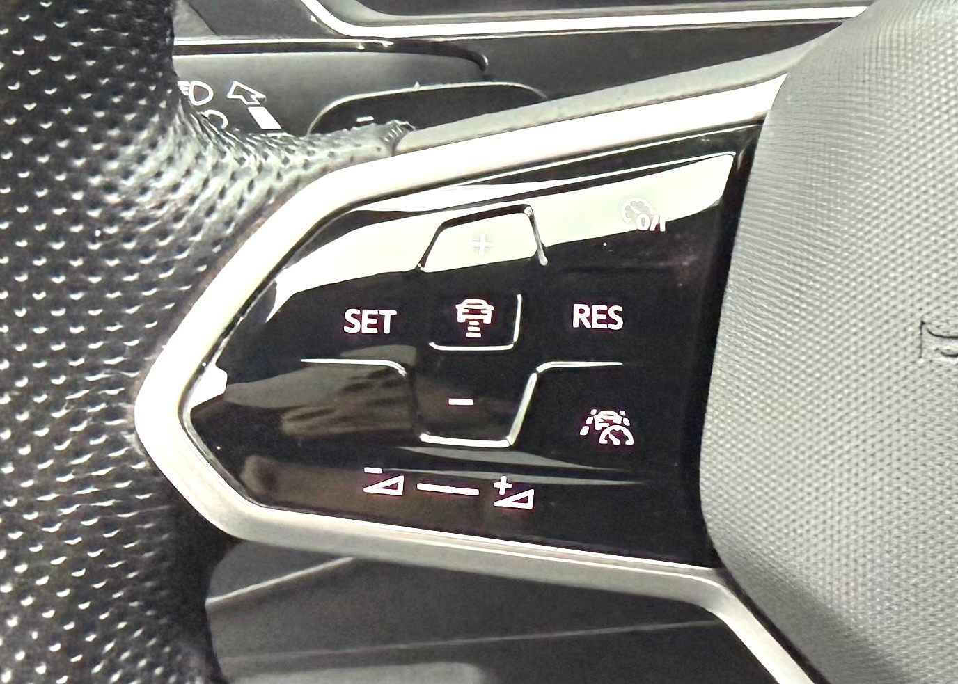 VW Tiguan 2.0 TDI SCR R-Line 4Motion DSG-image-9