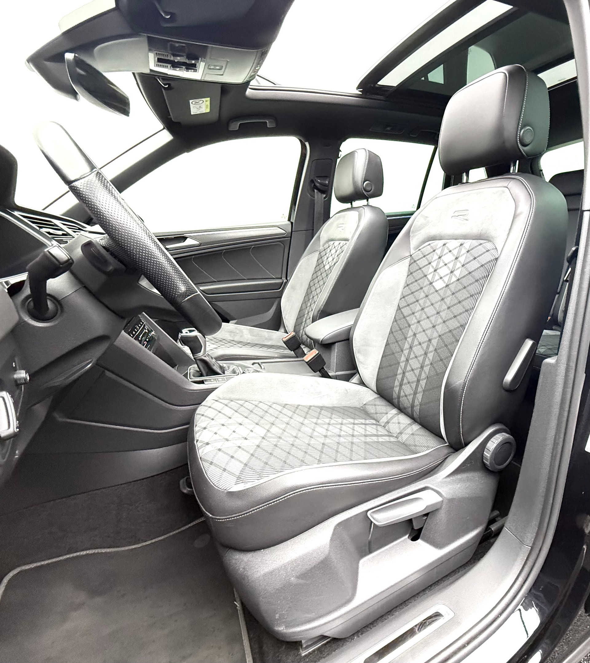 VW Tiguan 2.0 TDI SCR R-Line 4Motion DSG-image-14
