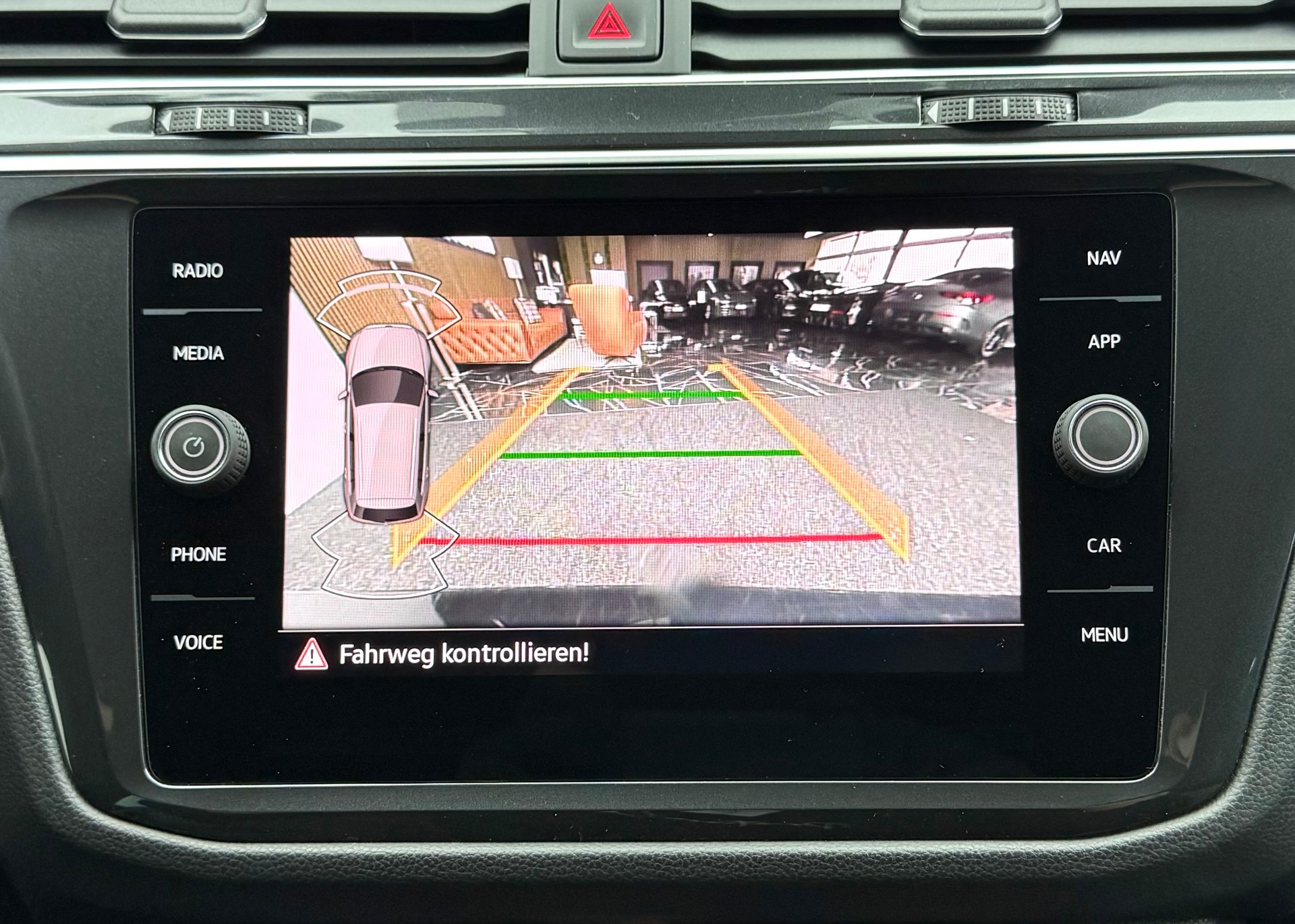 VW Tiguan 2.0 TDI SCR R-Line 4Motion DSG-image-11