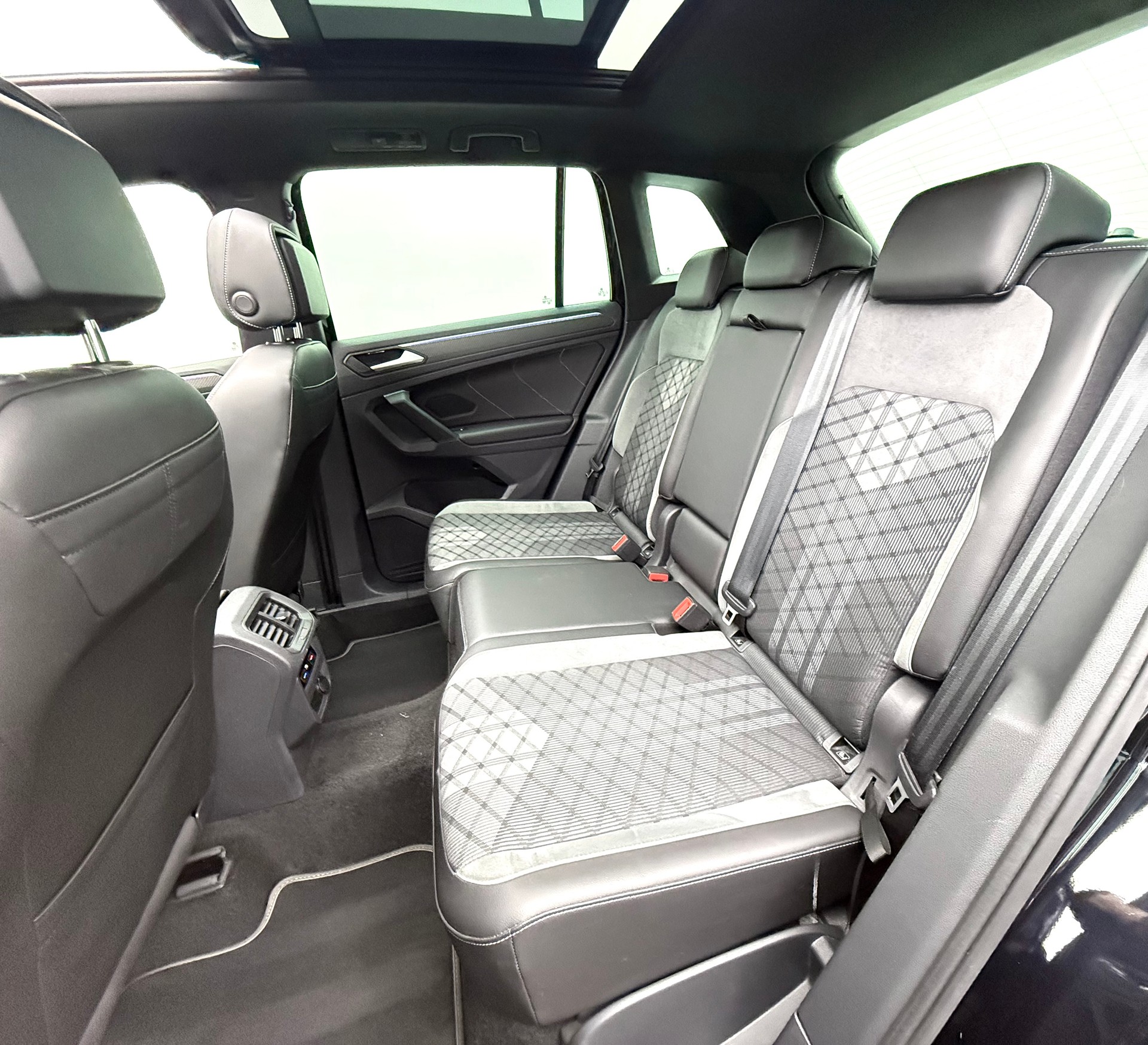 VW Tiguan 2.0 TDI SCR R-Line 4Motion DSG-image-15