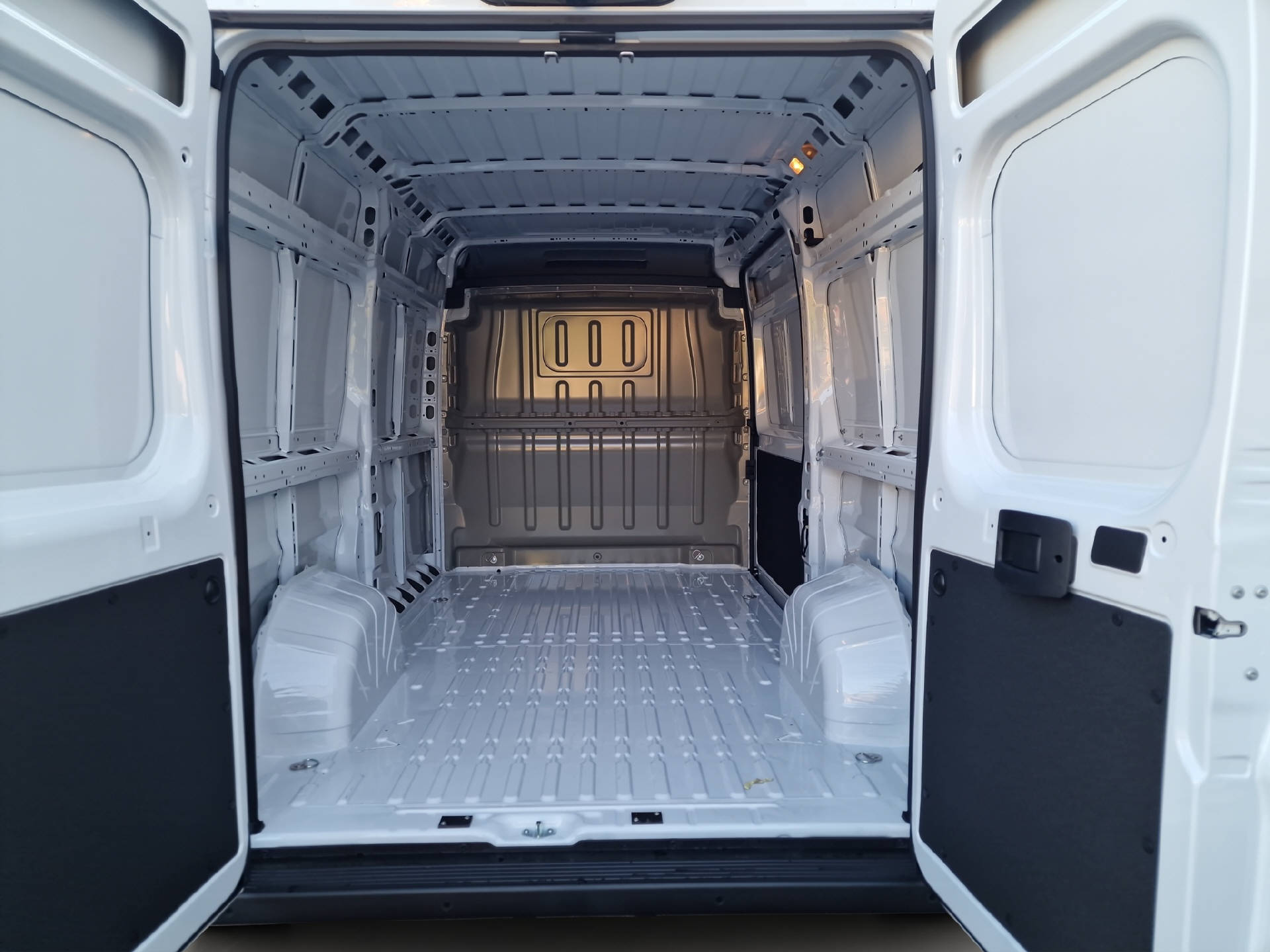 PEUGEOT Boxer Kaw. 335 L2H2 2.2 BlueHDi 140 S/S-image-9