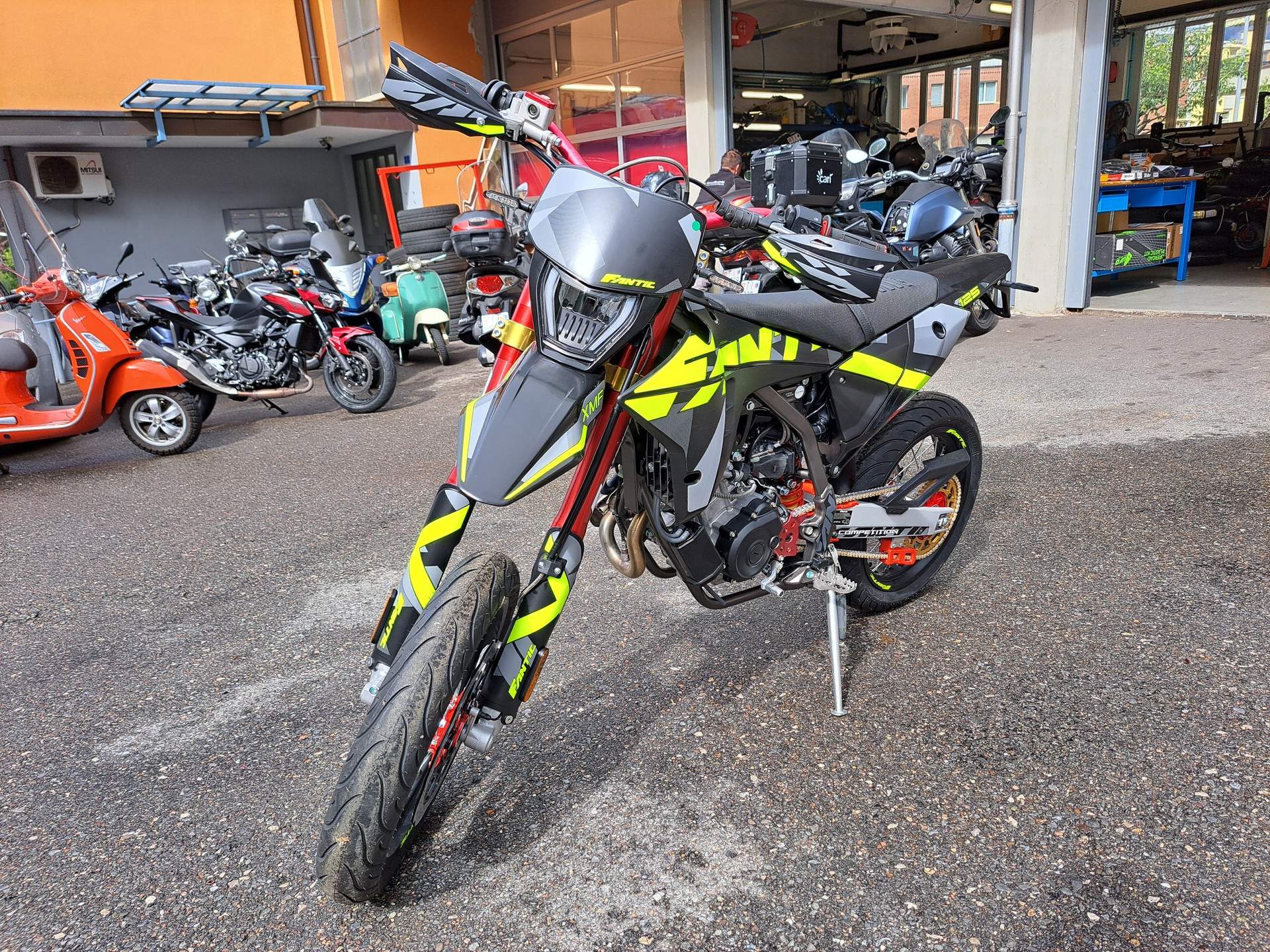 FANTIC Motard-image-2