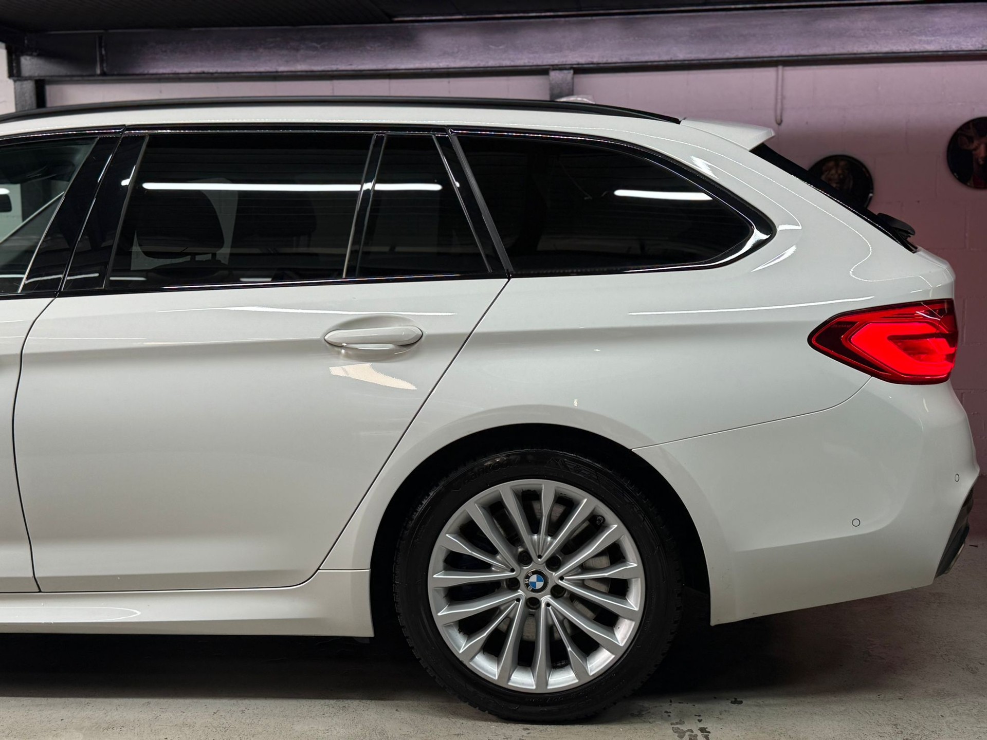 BMW 530i xDrive Touring Steptronic M-Paket / Vollaustattung / panoramadach-image-7