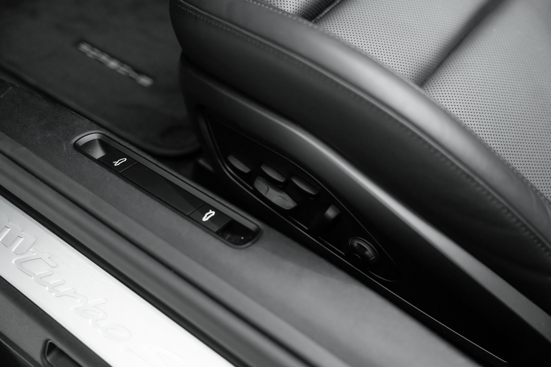 PORSCHE 911 Turbo S Cabriolet PDK-image-12