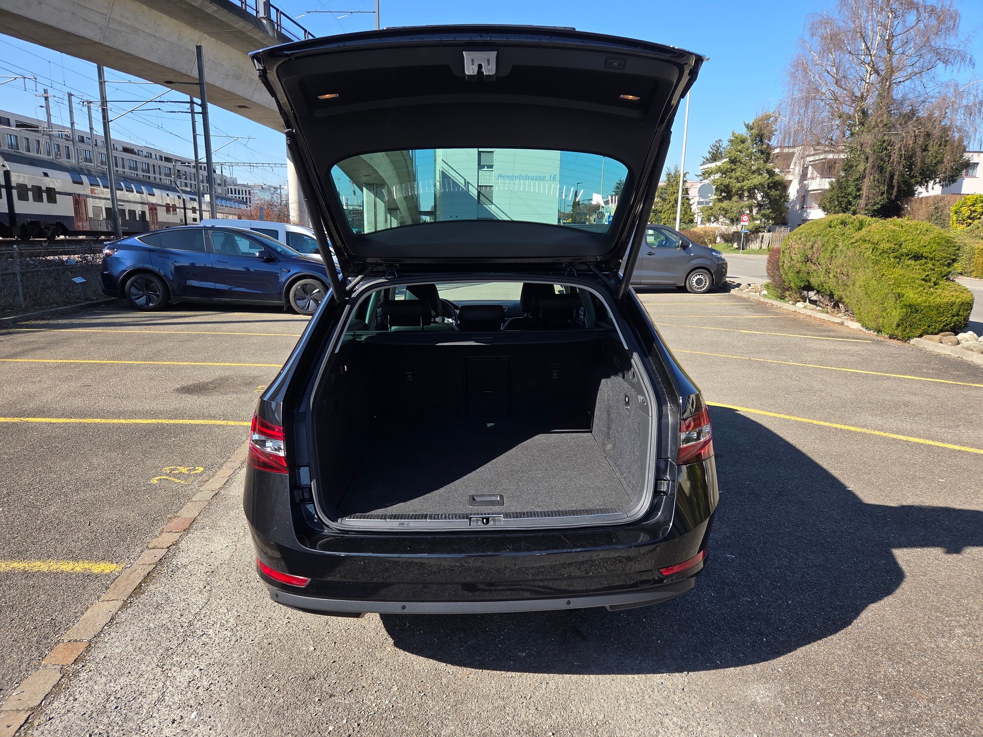 SKODA Superb Combi 2.0 TDi Ambition 4x4 DSG-image-11