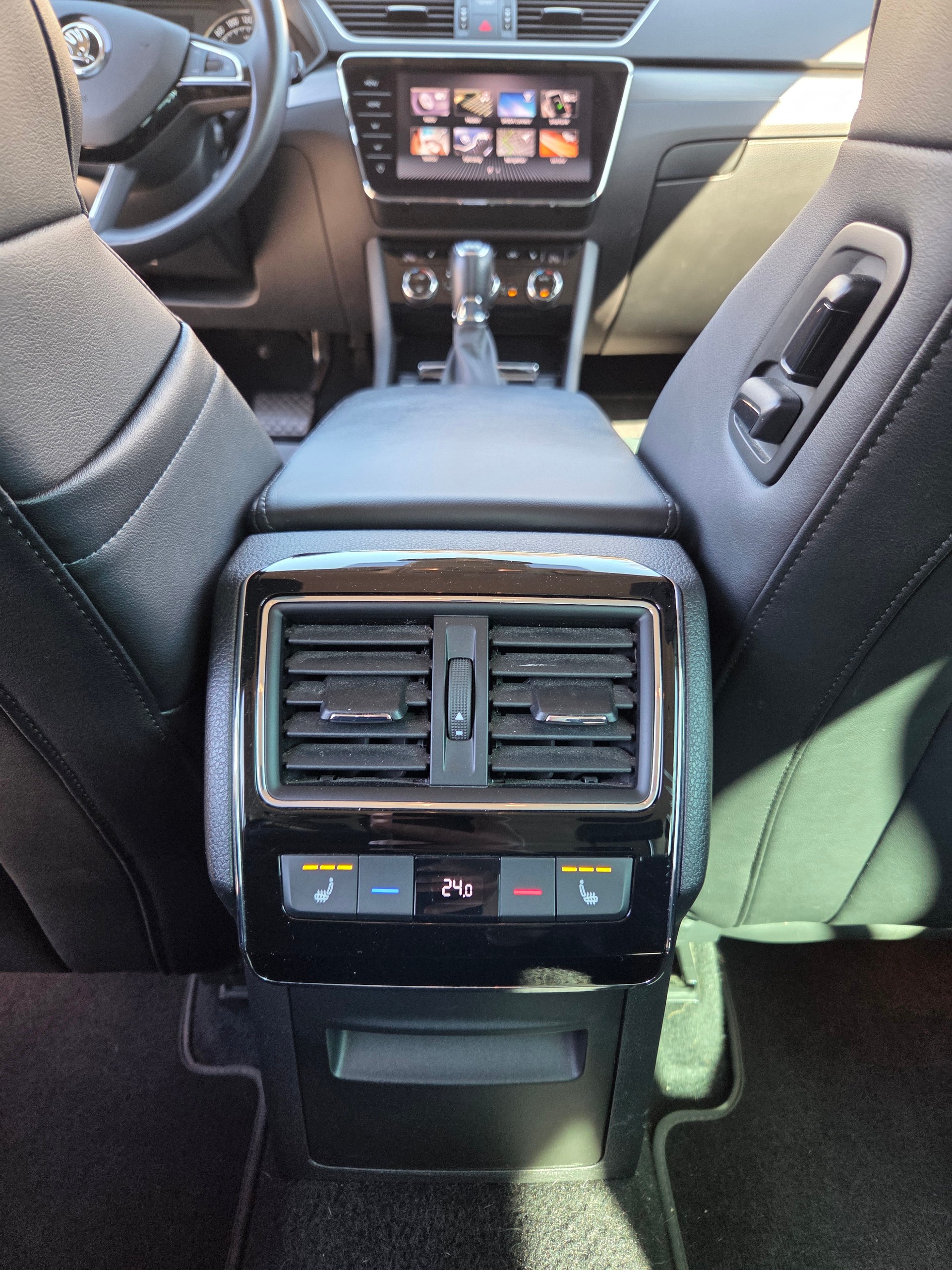 SKODA Superb Combi 2.0 TDi Ambition 4x4 DSG-image-16