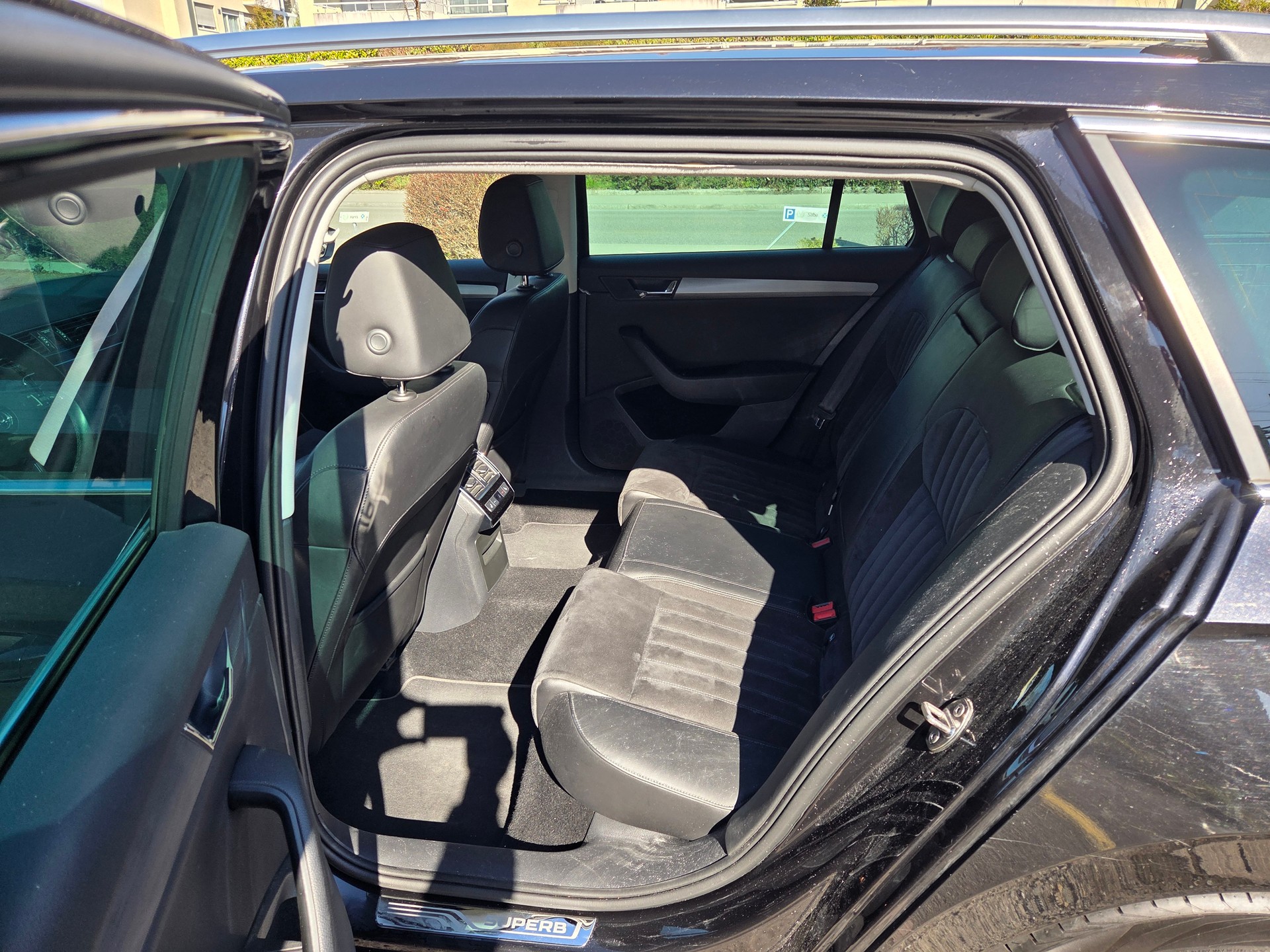 SKODA Superb Combi 2.0 TDi Ambition 4x4 DSG-image-10