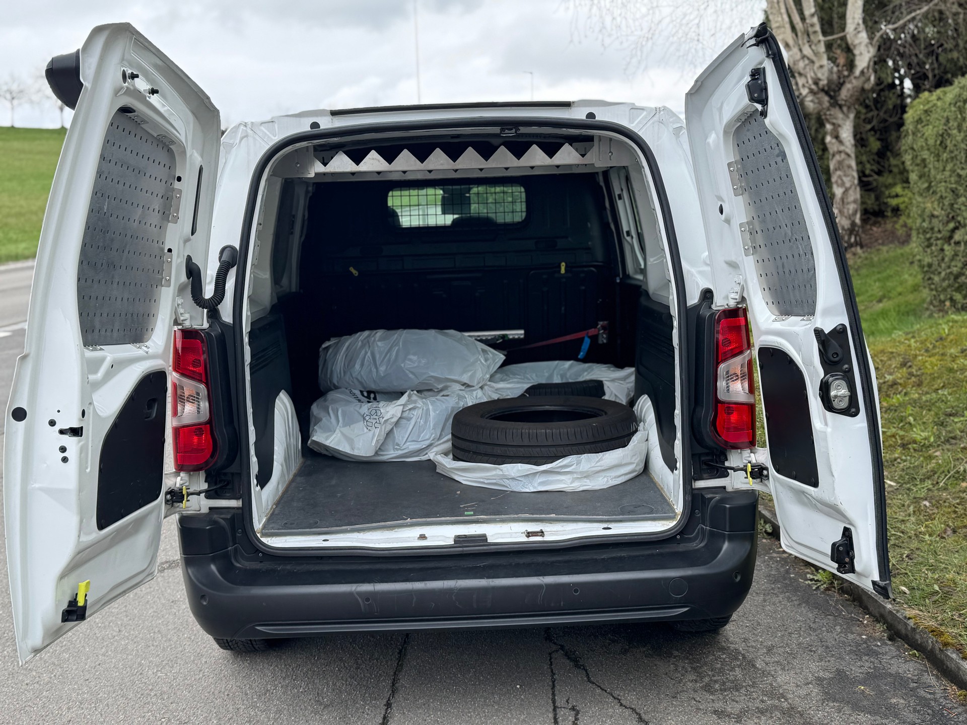 PEUGEOT Partner 1.5 Blue HDi s/s Asphalt Long 1000kg-image-6