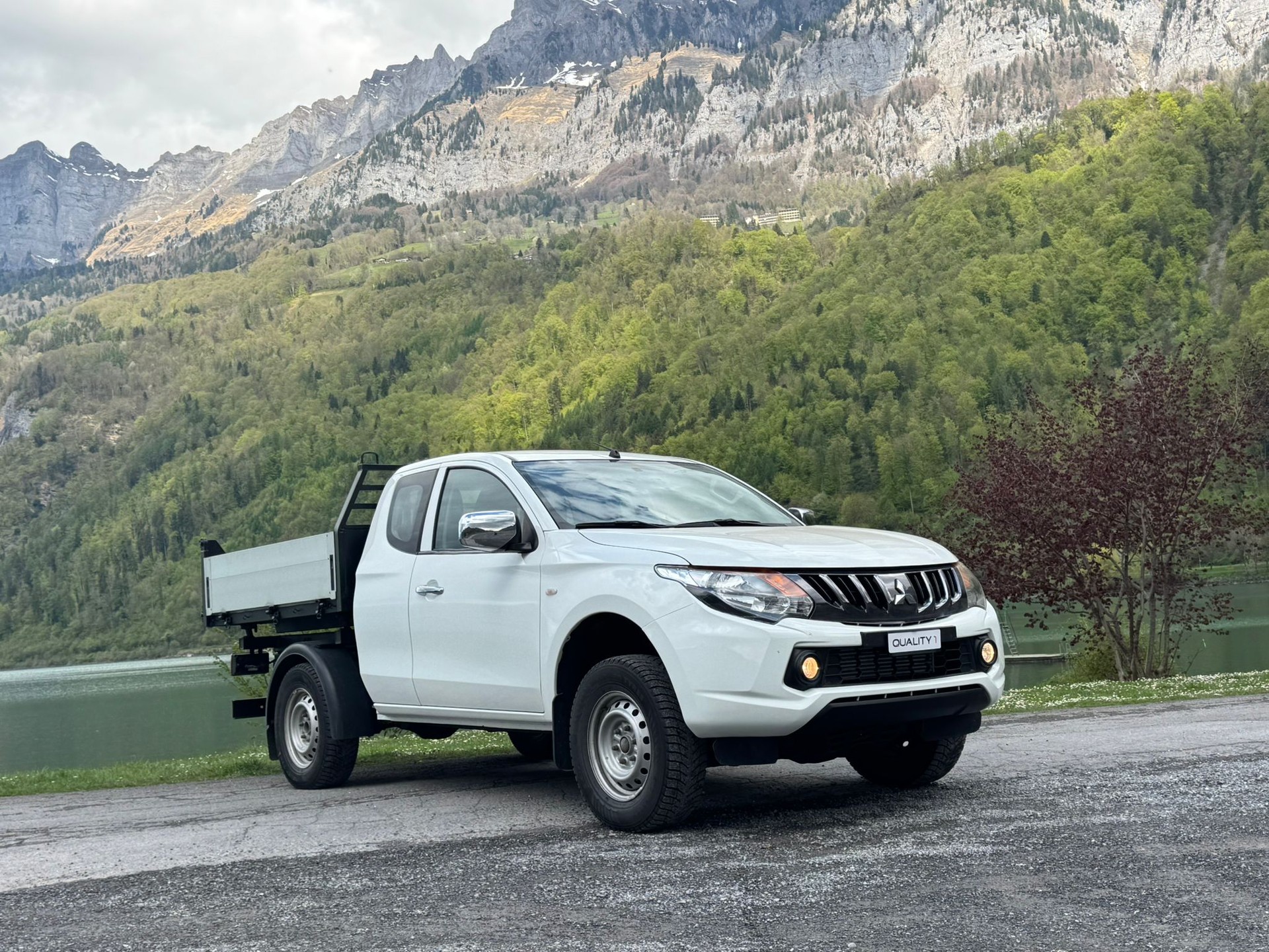 MITSUBISHI L 200 2.4 Value Club Cab-showroom-element-2