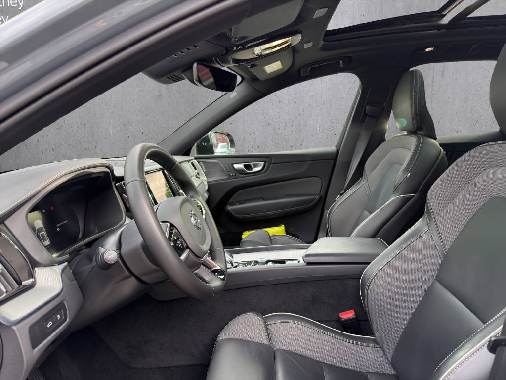 VOLVO XC60 2.0 T6 TE Ultimate Dark eAWD-image-8