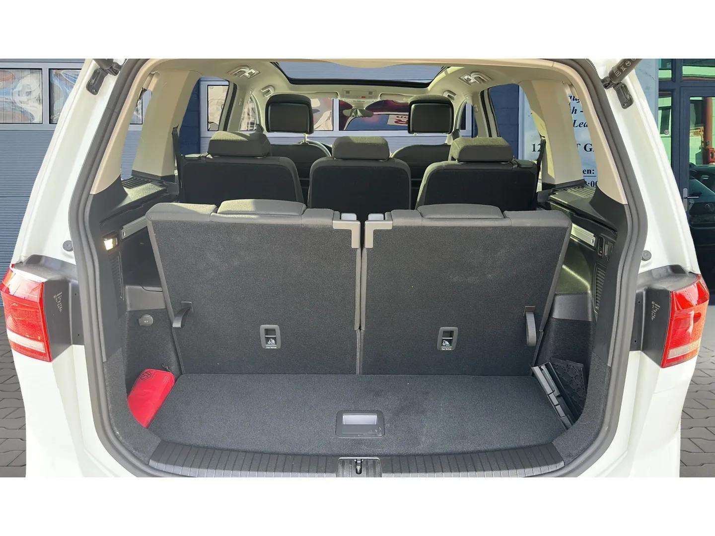 VW Touran 2.0 TDI BlueMotion Technology DSG 7 150PS mit Plätze & AHK + Panoramadach-image-16
