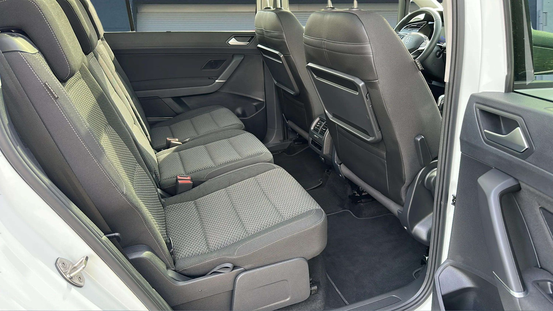VW Touran 2.0 TDI BlueMotion Technology DSG 7 150PS mit Plätze & AHK + Panoramadach-image-13