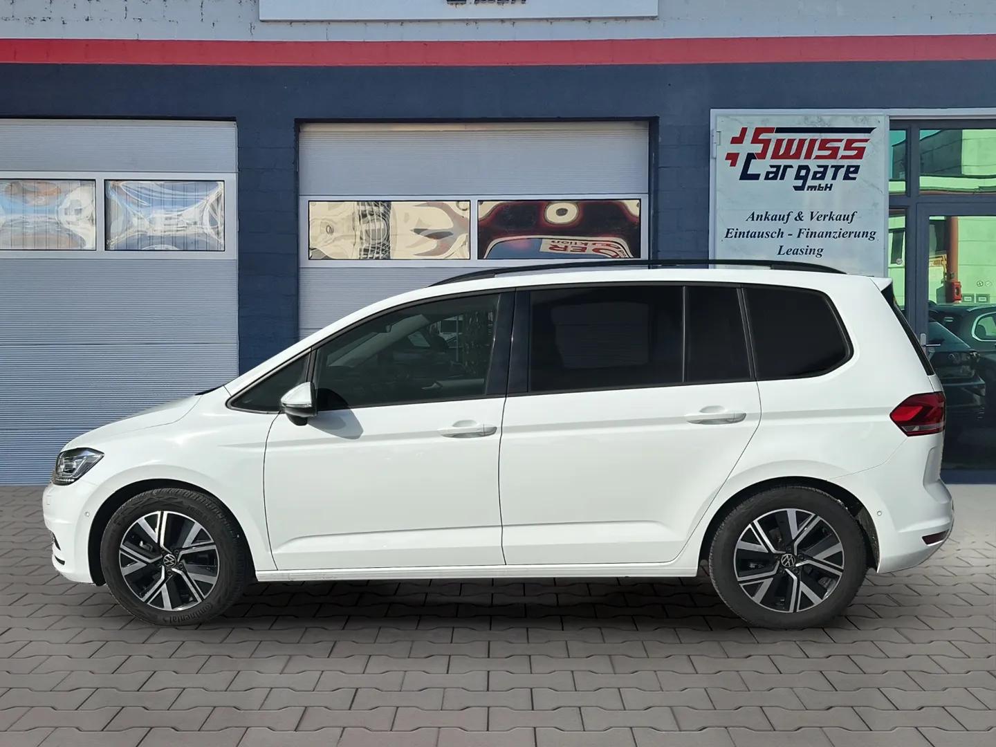 VW Touran 2.0 TDI BlueMotion Technology DSG 7 150PS mit Plätze & AHK + Panoramadach-image-4