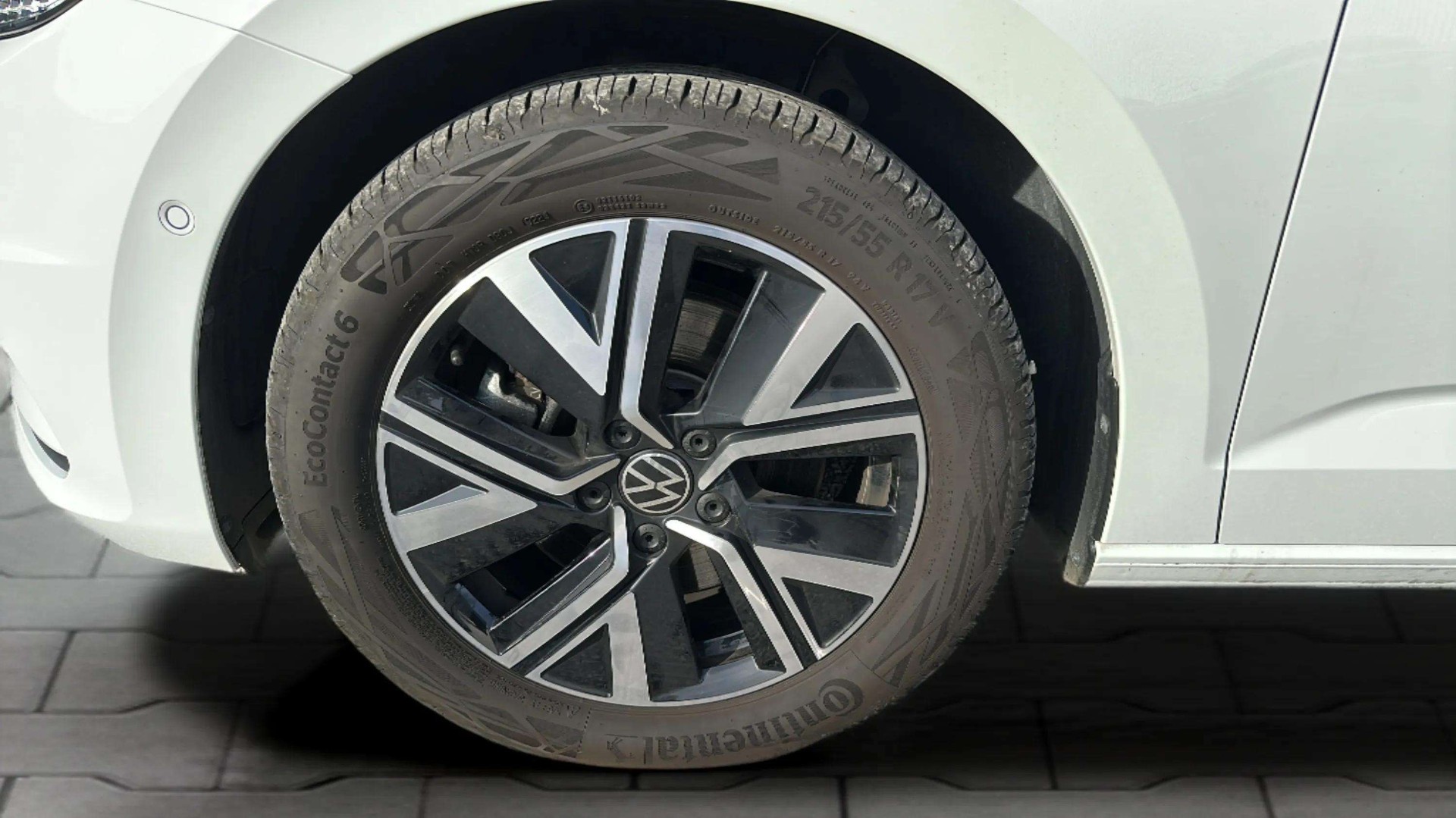 VW Touran 2.0 TDI BlueMotion Technology DSG 7 150PS mit Plätze & AHK + Panoramadach-image-27