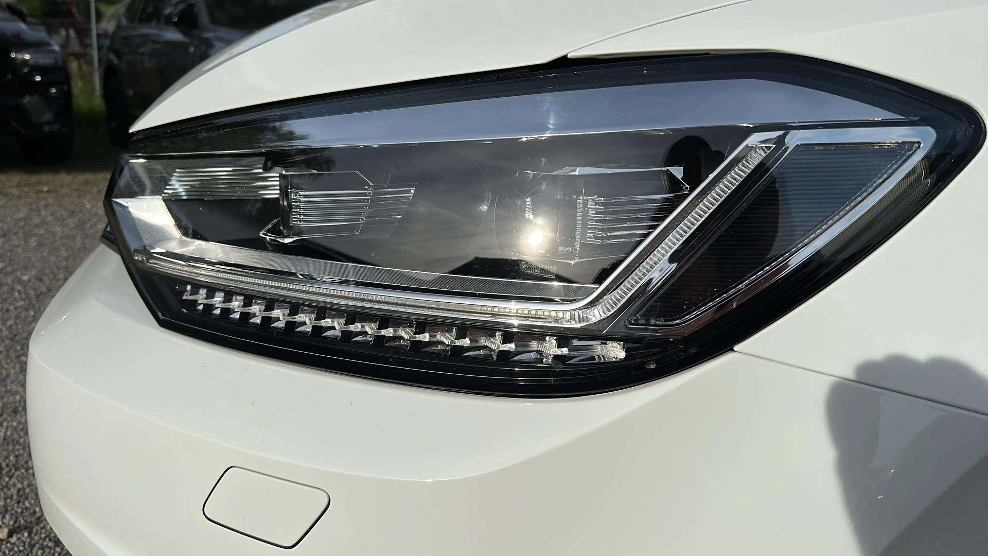 VW Touran 2.0 TDI BlueMotion Technology DSG 7 150PS mit Plätze & AHK + Panoramadach-image-28