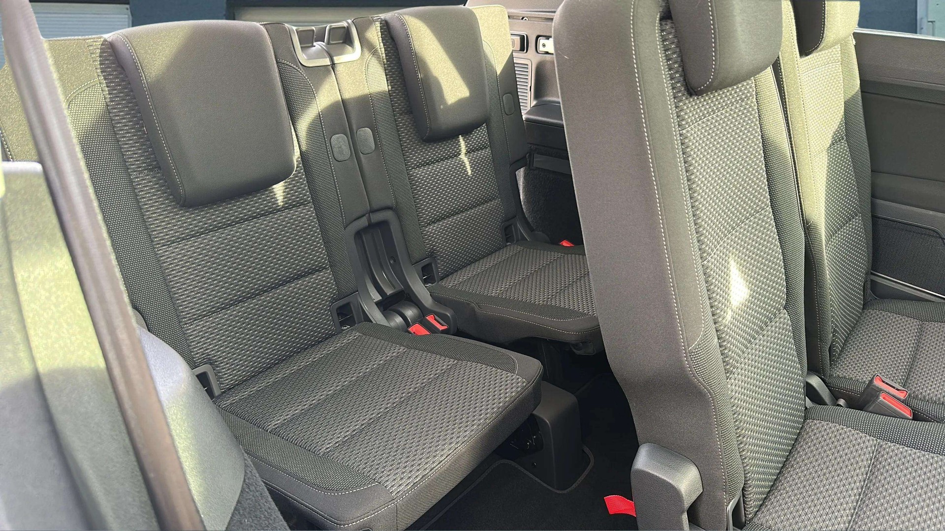 VW Touran 2.0 TDI BlueMotion Technology DSG 7 150PS mit Plätze & AHK + Panoramadach-image-15