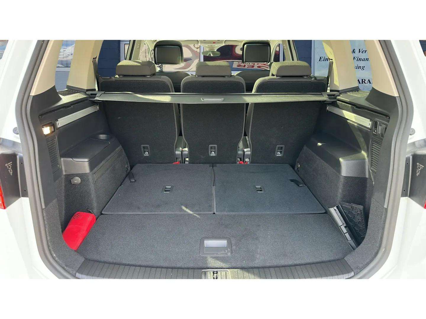 VW Touran 2.0 TDI BlueMotion Technology DSG 7 150PS mit Plätze & AHK + Panoramadach-image-17