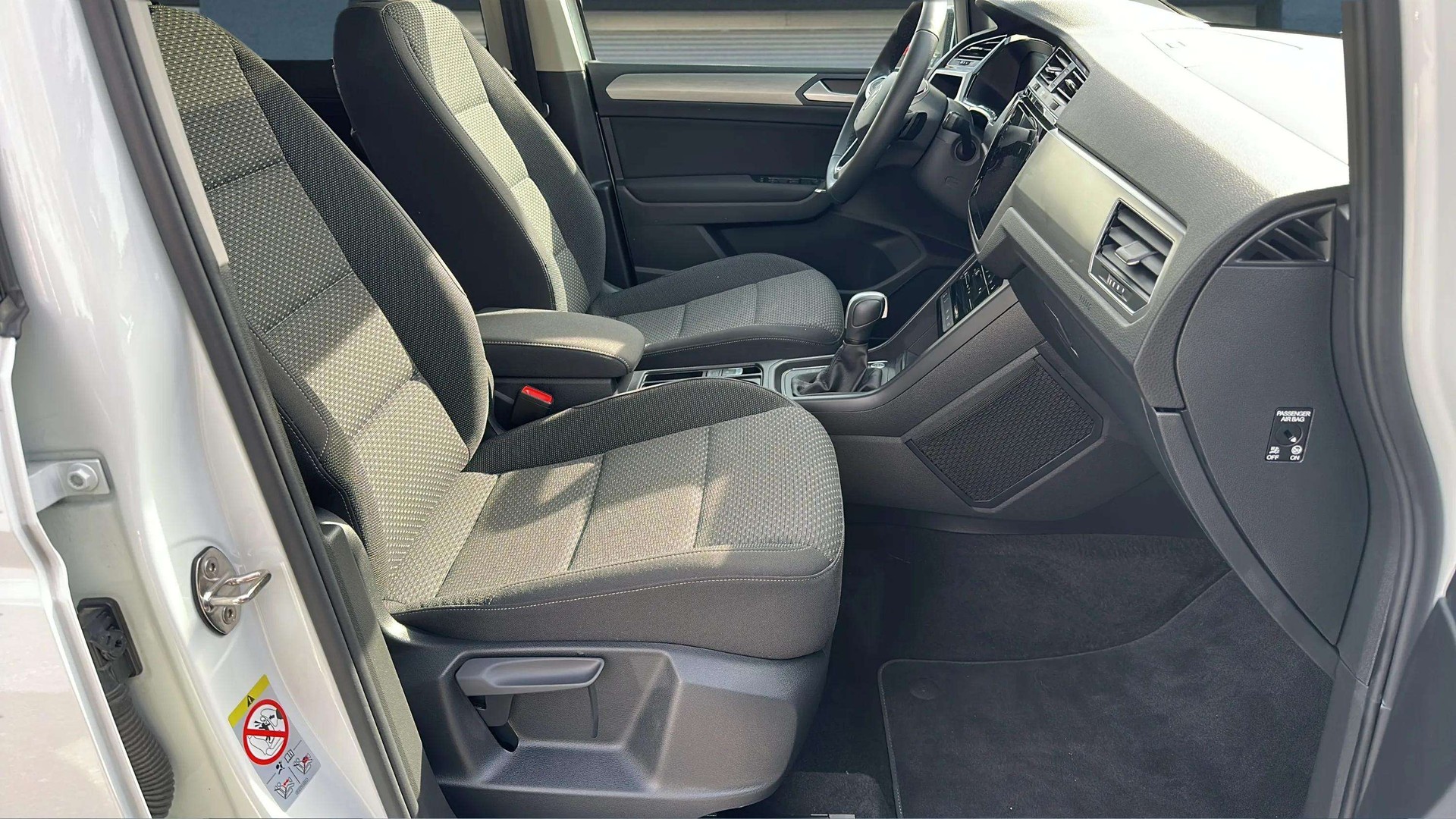 VW Touran 2.0 TDI BlueMotion Technology DSG 7 150PS mit Plätze & AHK + Panoramadach-image-11