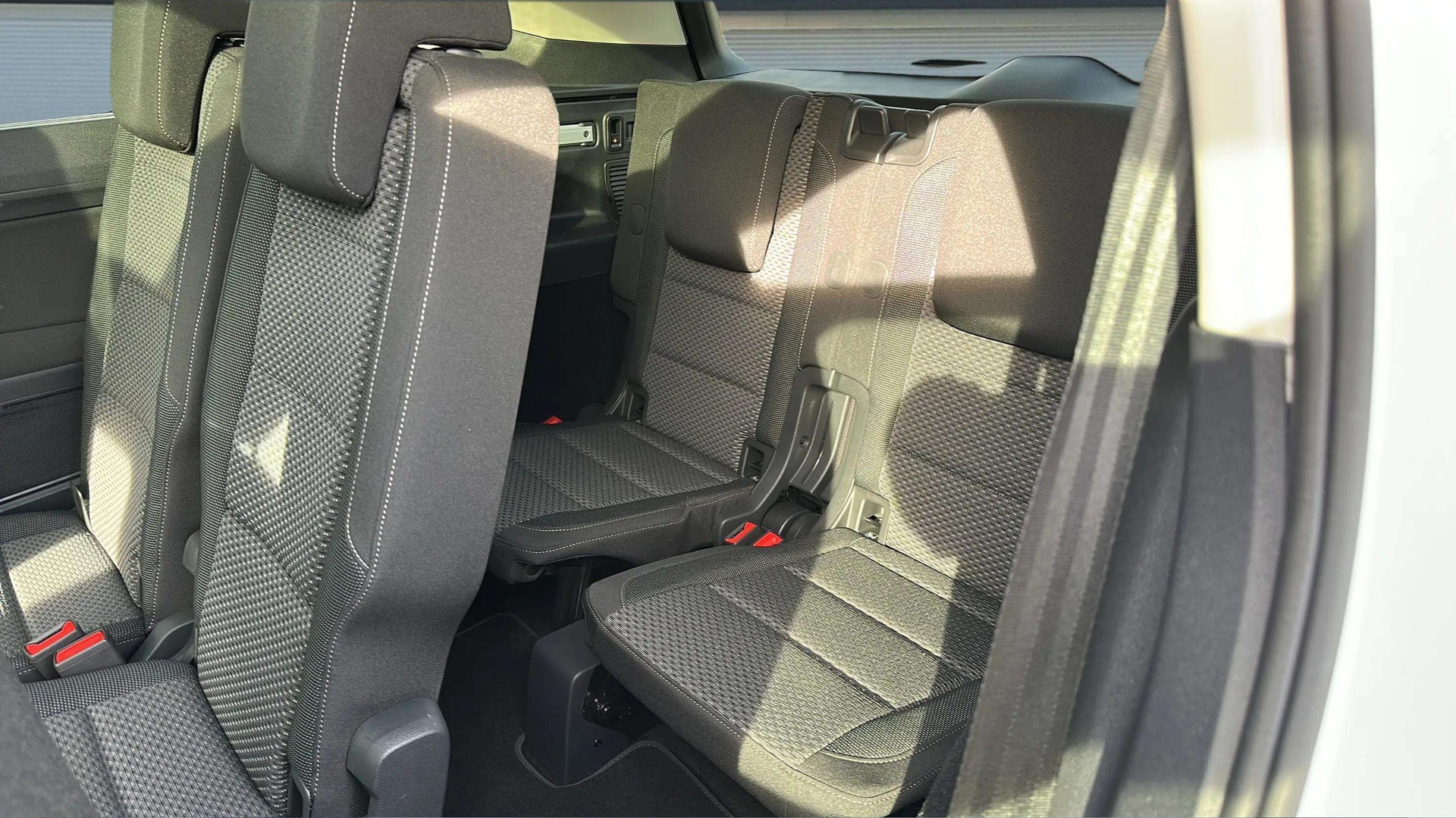 VW Touran 2.0 TDI BlueMotion Technology DSG 7 150PS mit Plätze & AHK + Panoramadach-image-14