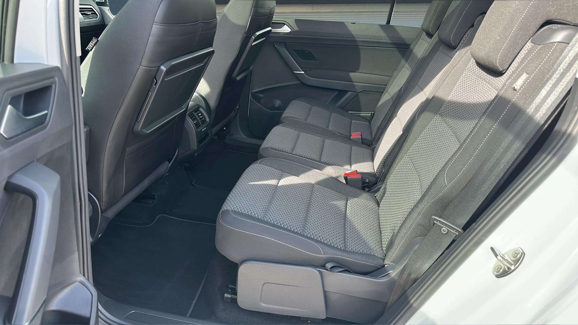 VW Touran 2.0 TDI BlueMotion Technology DSG 7 150PS mit Plätze & AHK + Panoramadach-image-12