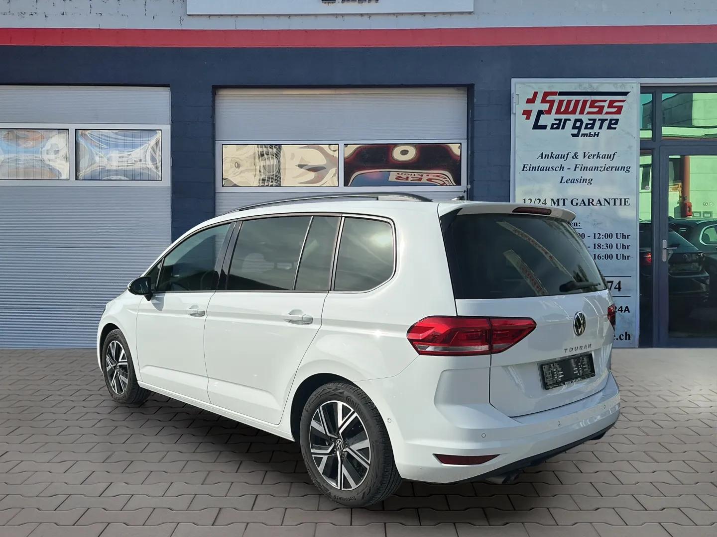 VW Touran 2.0 TDI BlueMotion Technology DSG 7 150PS mit Plätze & AHK + Panoramadach-image-5