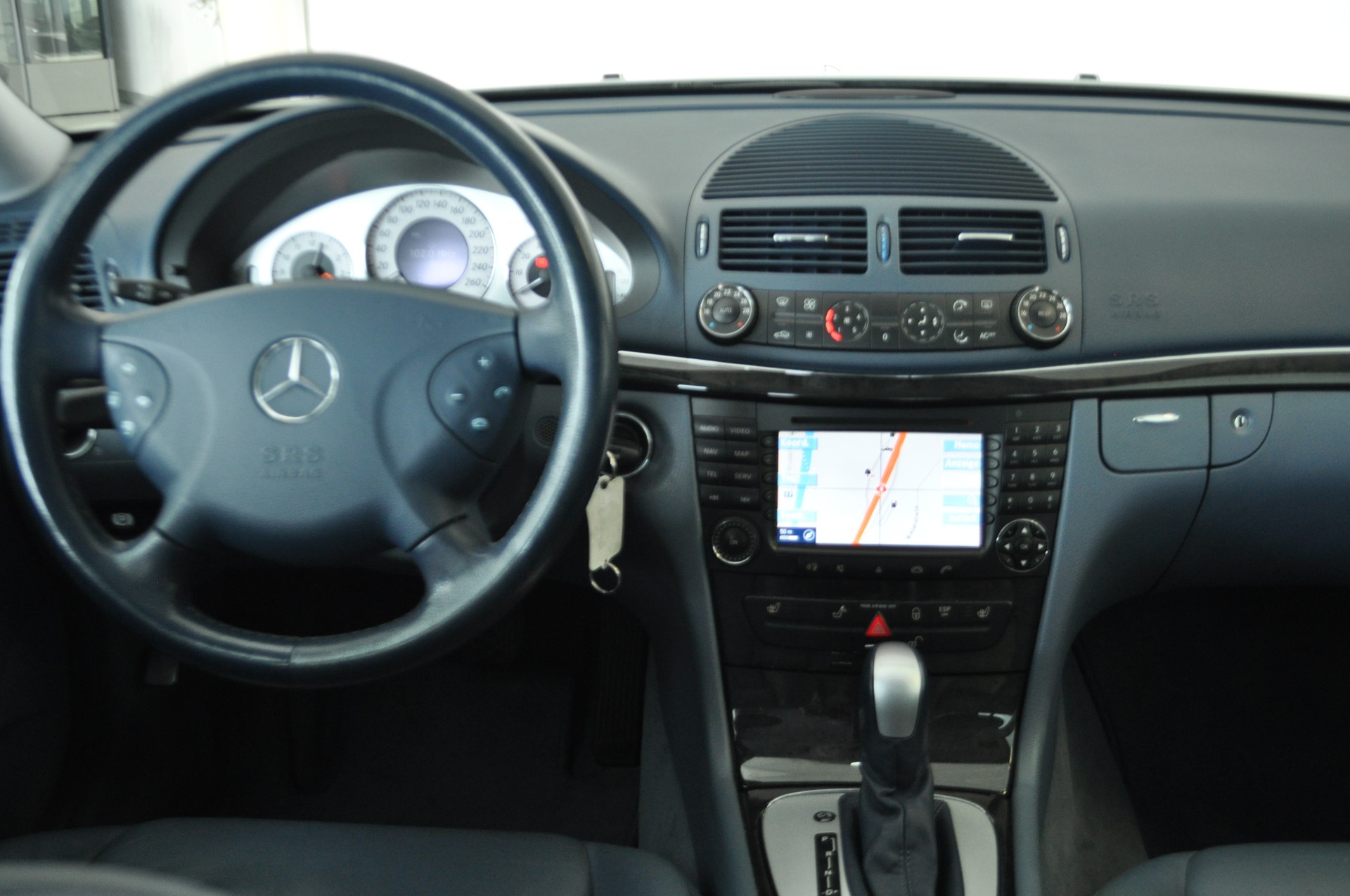 MERCEDES-BENZ E 320 Avantgarde 4Matic Automatic-image-11