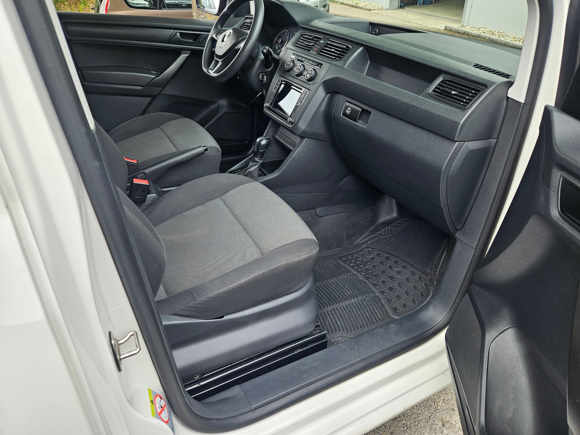 VW Caddy Maxi 2.0TDI BlueMotion Technology DSG-image-10