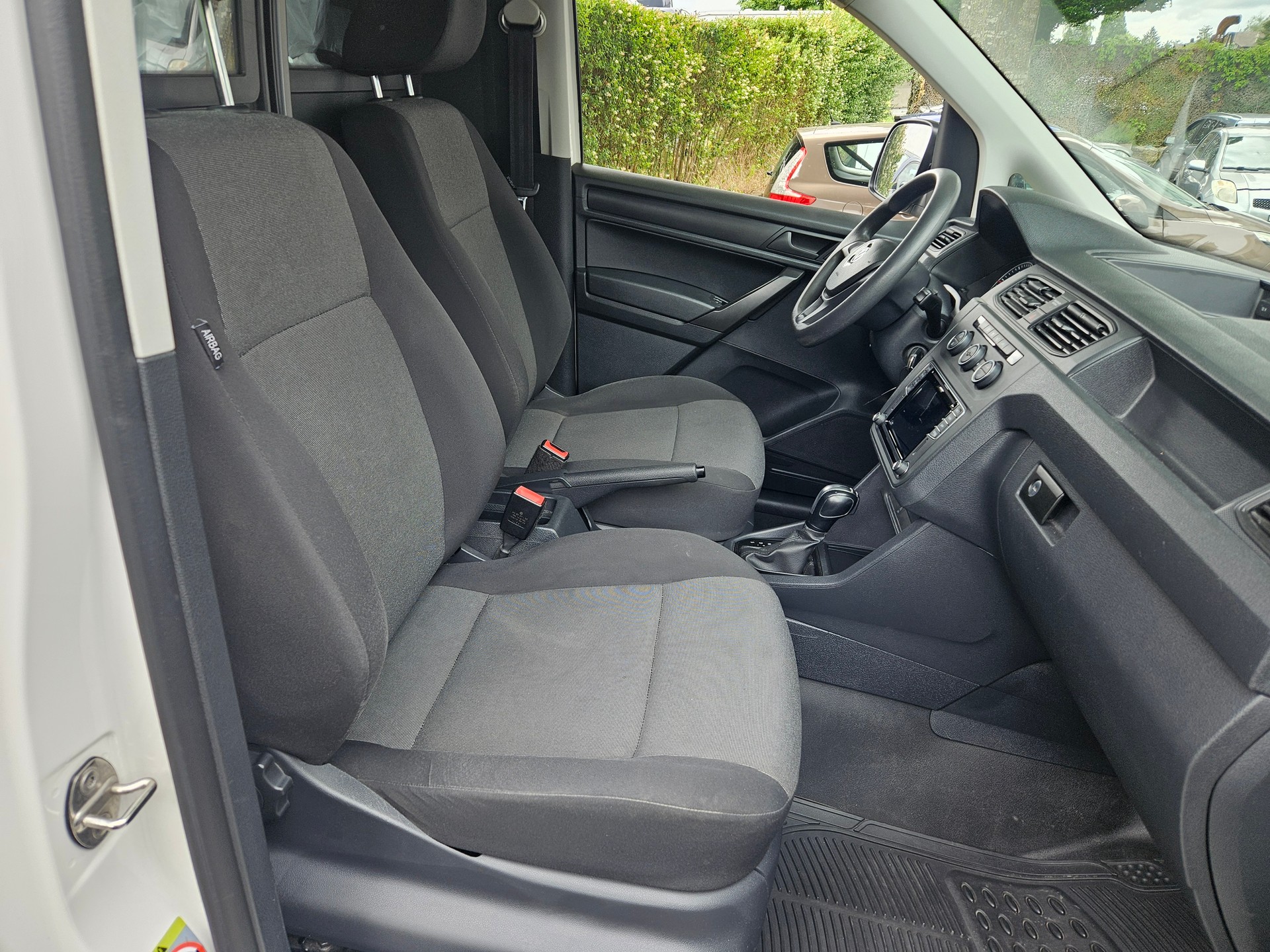 VW Caddy Maxi 2.0TDI BlueMotion Technology DSG-image-12