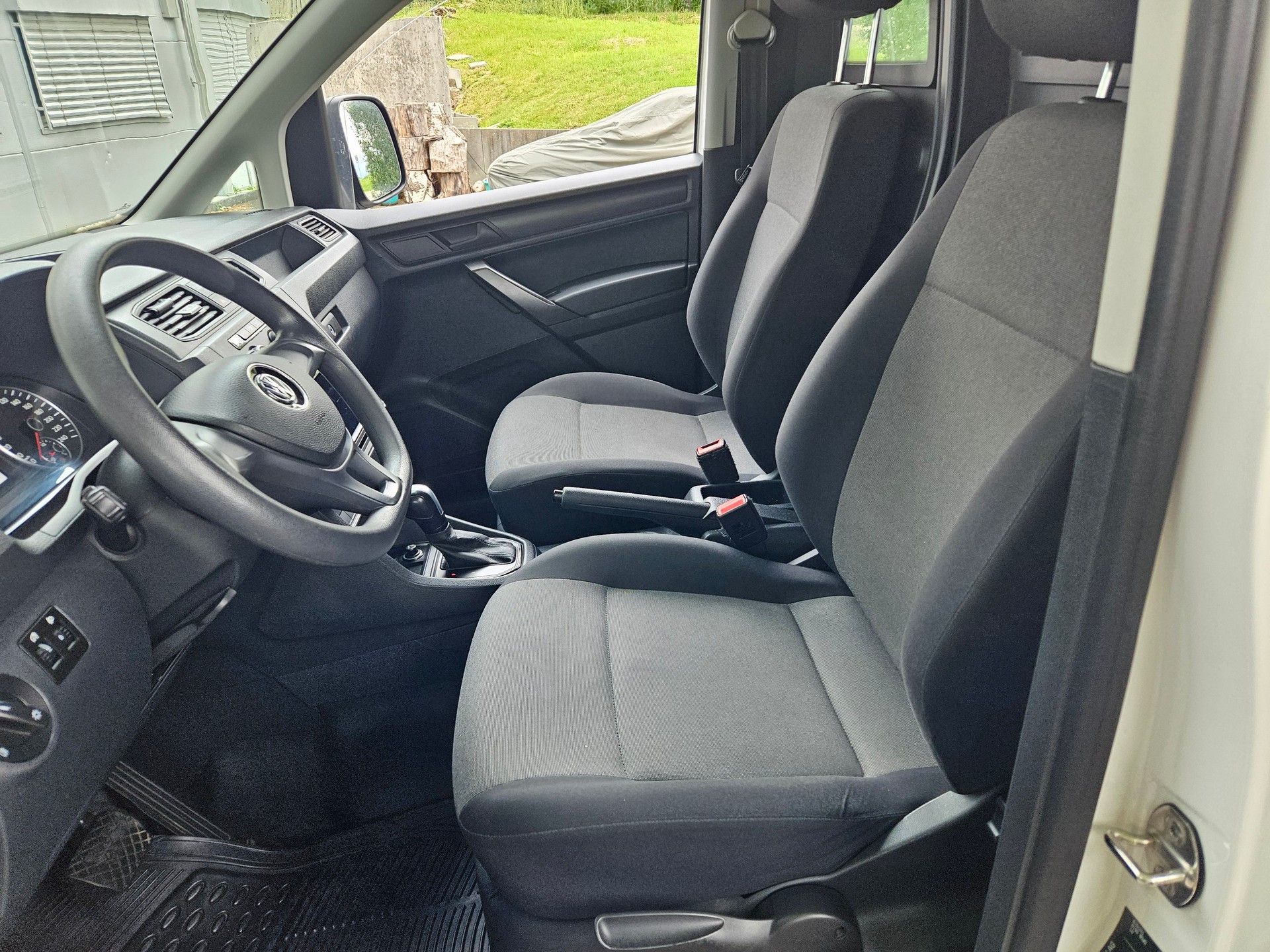 VW Caddy Maxi 2.0TDI BlueMotion Technology DSG-image-11
