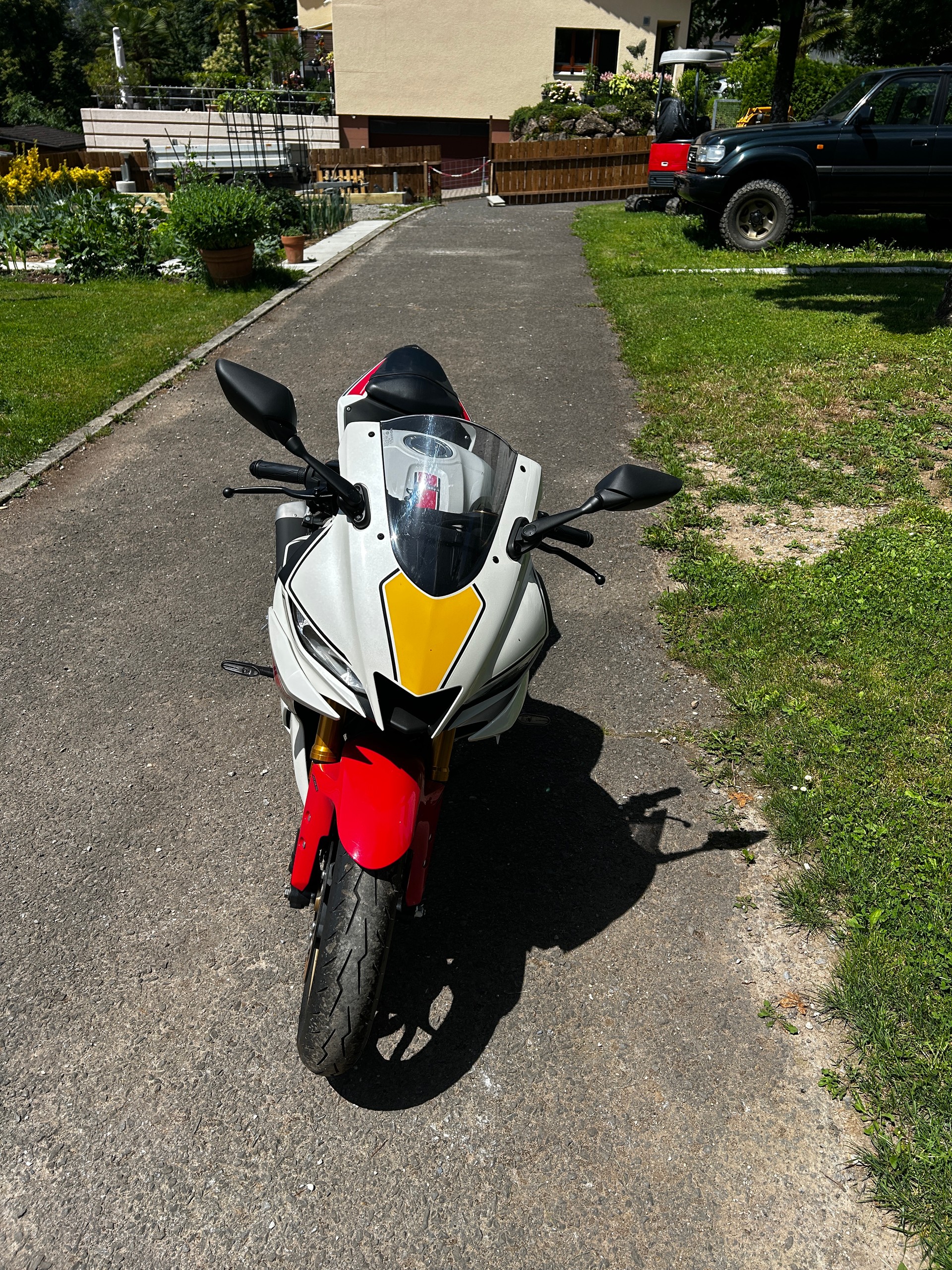 YAMAHA YZF-R3 World GP 60th-image-3