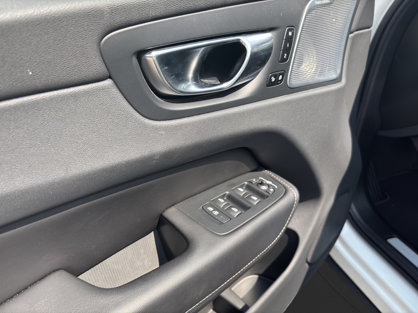 VOLVO XC60 2.0 T6 TE Ultimate Dark eAWD-image-8