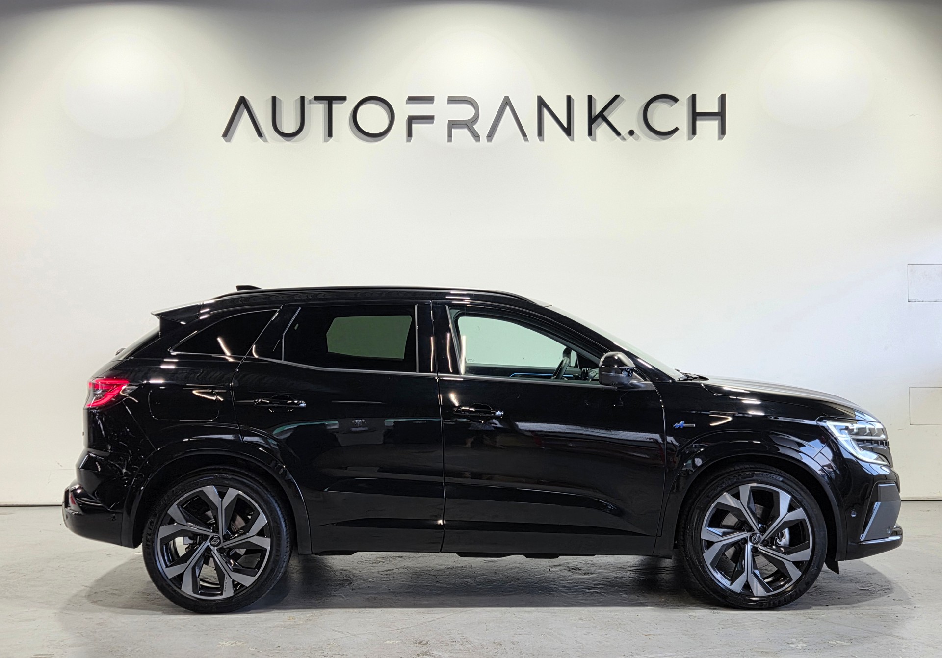 RENAULT Austral 1.2 E-Tech iconic esprit Alpine-showroom-element-1