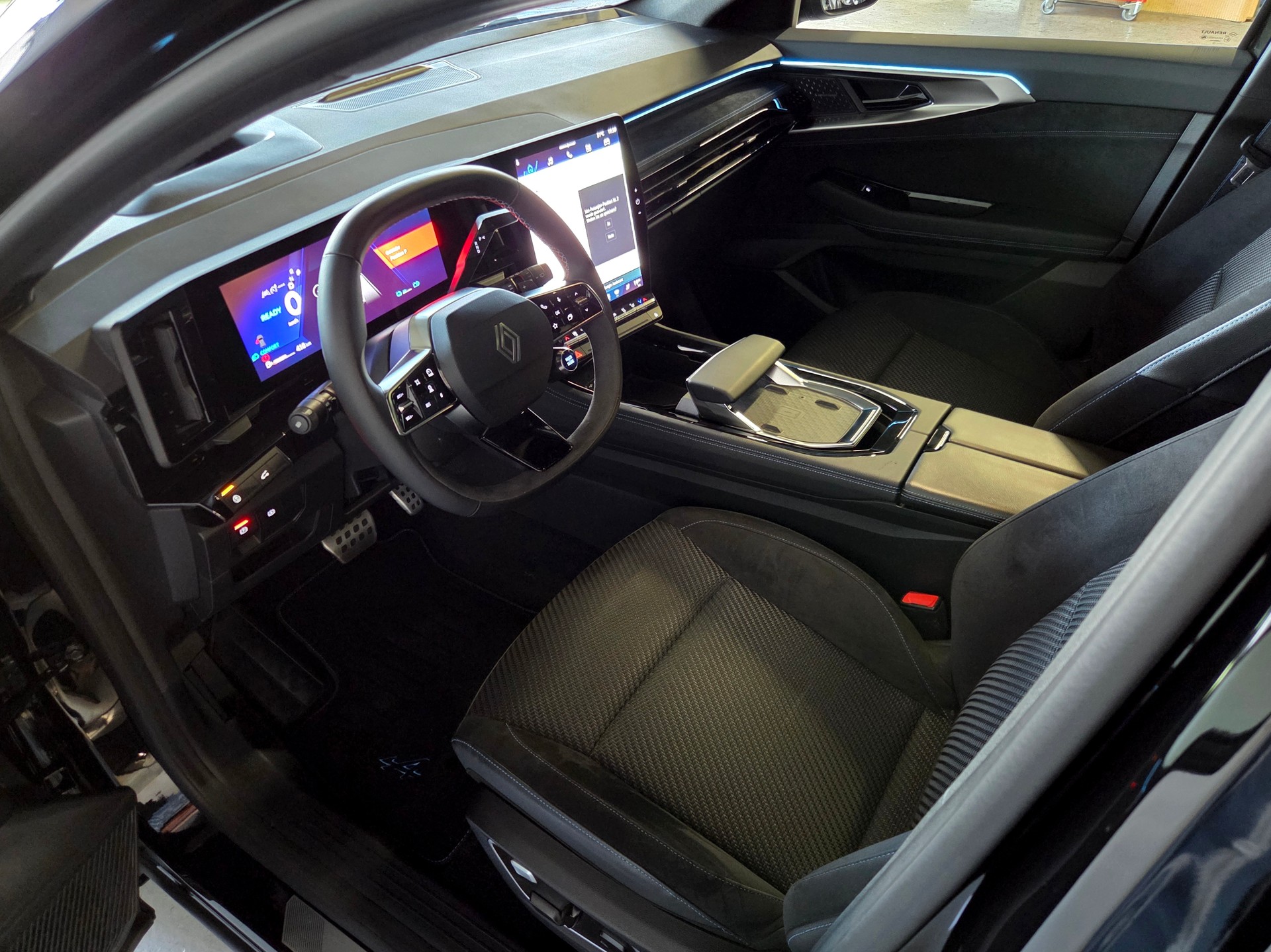 RENAULT Austral 1.2 E-Tech iconic esprit Alpine-showroom-element-3